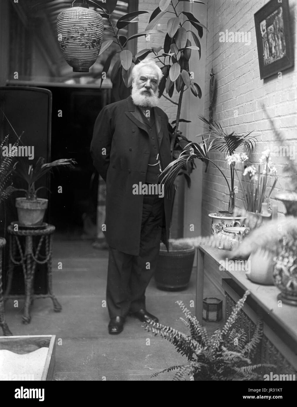 Alexander Graham Bell (3. März 1847 - 2. August 1922) war ein US-amerikanischer Logopädin und Erfinder des Telefons. Bell gefolgt sein Vater und Großvater in der Logopädie-Beruf, aber auch studierte Schallwellen und die Mechanik der Rede. 1871 zog er in die USA, Professor für Physiologie der Vodal in Boston. Dort spielte er seine Experimente bei der Umwandlung von Schallwellen in elektrische Impulse für die Übertragung auf Drähte. Im Jahr 1876 er patentiert das Telefon und gegründet, was das AT&T Unternehmen geworden ist. In späteren Jahren machte er viele Verbesserungen für die Stockfoto