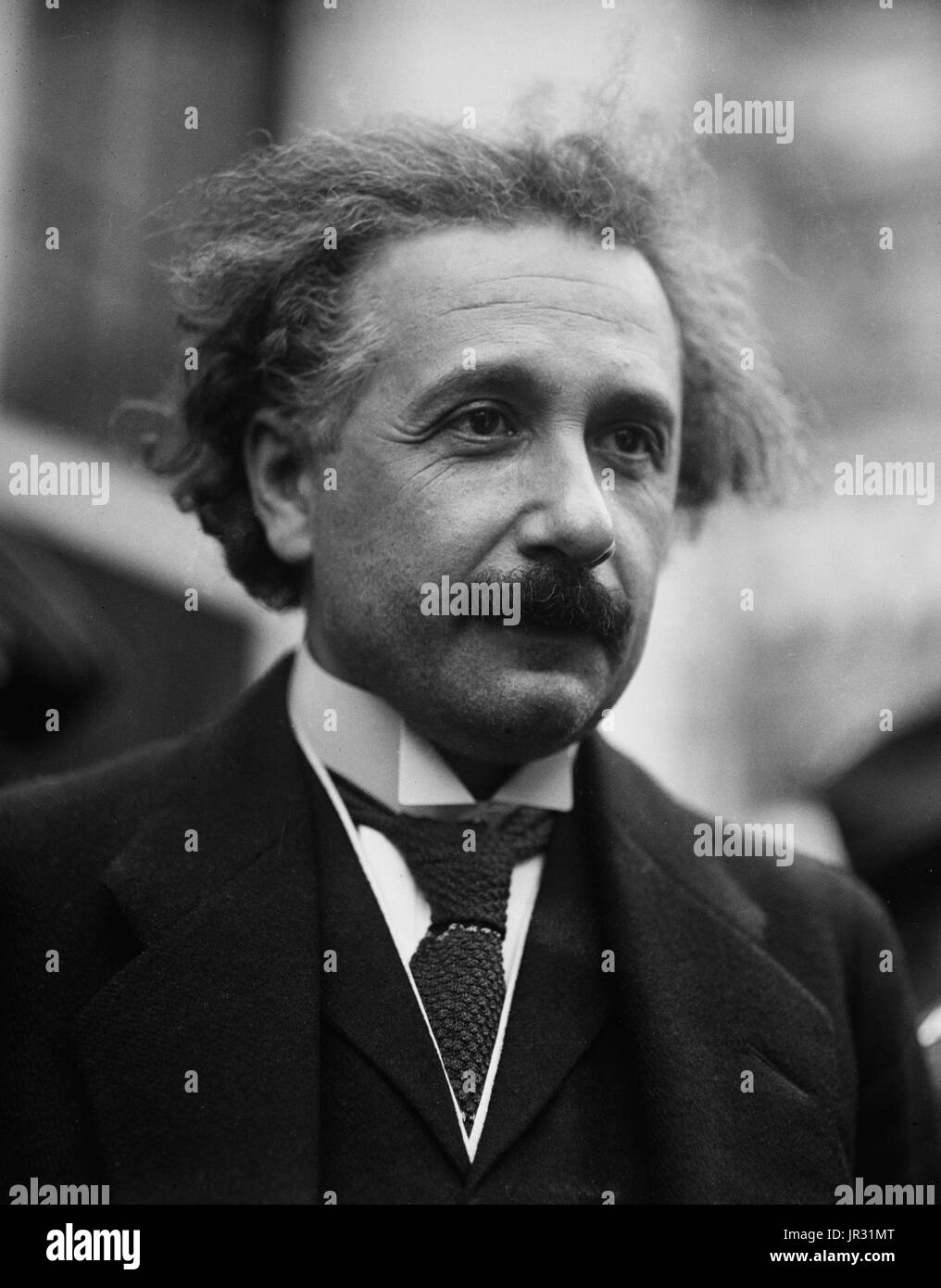 Albert Einstein (14. März 1879 - 18. April 1955) war ein deutschstämmiger theoretischer Physiker. Er entwickelte die allgemeine Relativitätstheorie, einer der beiden Säulen der modernen Physik. Er ist bekannt in der populären Kultur für seine Masse – Energie-Äquivalenz Formel E = mc2. Er erhielt 1921 den Nobelpreis für Physik "für seine Verdienste um die theoretische Physik und besonders für seine Entdeckung des Gesetzes des photoelektrischen Effekts". Er besuchte die USA, als Hitler 1933 an die Macht kam, und nicht zurück nach Deutschland mehr konnten. Er ließ sich in Amerika ein Staatsbürger im Jahr 1940. Er half alert Präsident Roosevelt Stockfoto