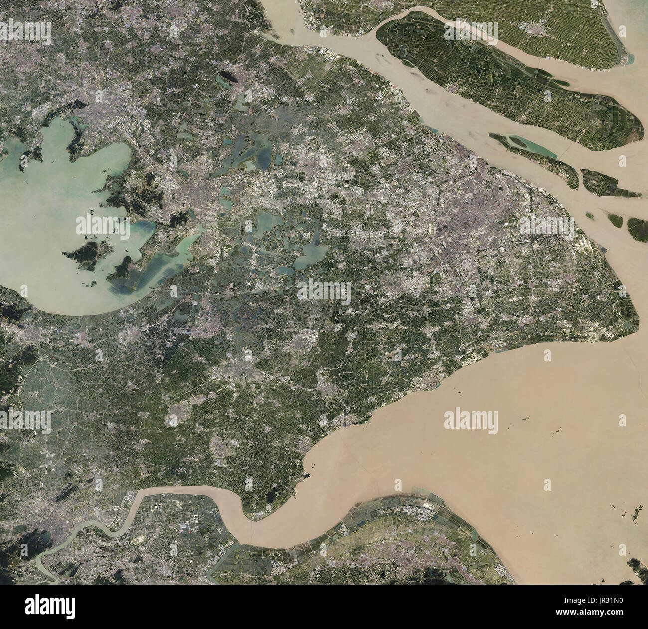 Shanghai, China, eingefangen durch operative Land Imager (OLI) auf Landsat 8 zwischen 2013 und 2017. Vergleichen Sie mit JG5370, Shanghai aus den späten 1980er Jahren zeigen. Stockfoto