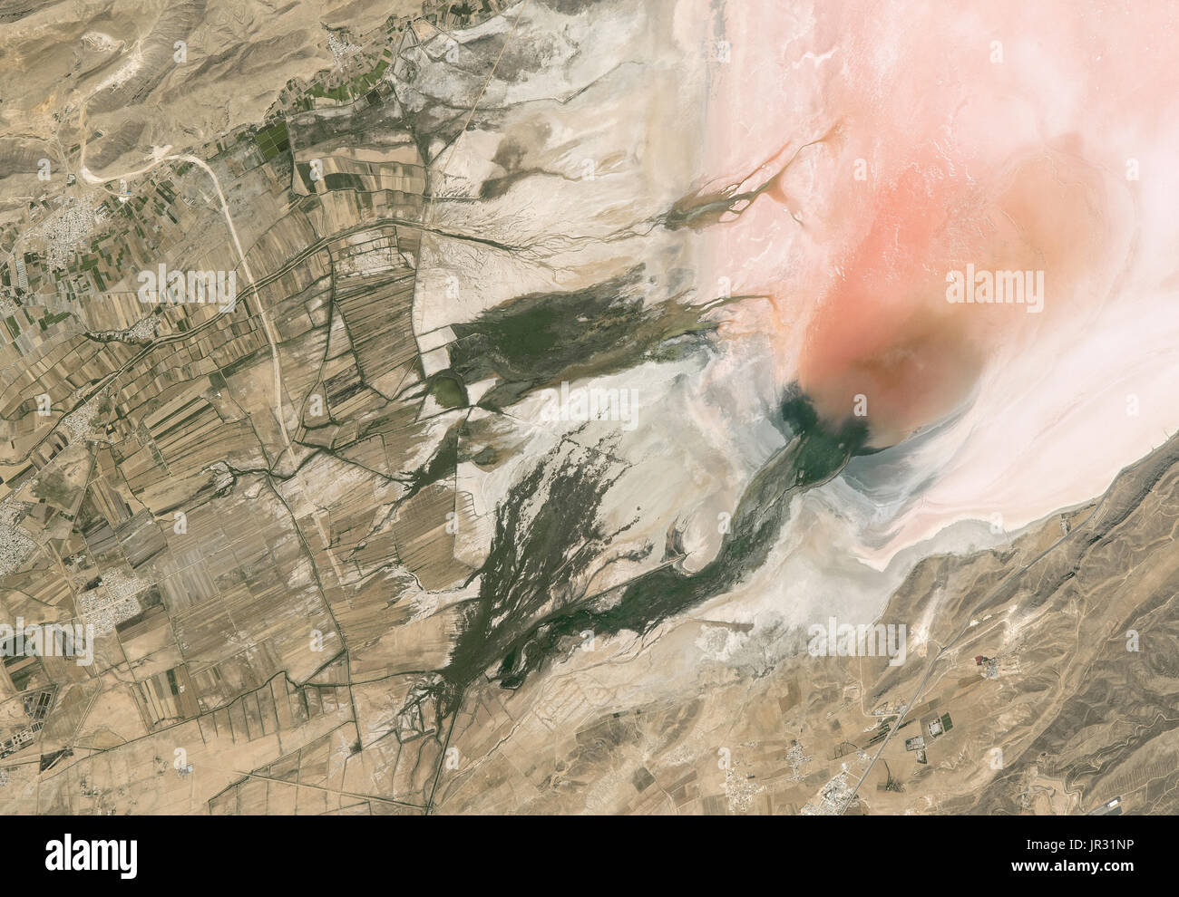 Lake Maharlu, einem Salzsee im südwestlichen Iran, fotografiert von einem Astronauten auf der internationalen Raumstation ISS auf am 13. Juni 2016. Maharlu ist ein wichtiger Lebensraum für Flamingos und andere Wasservögel, und es dient zur Salzgewinnung. Die rosa Farbe wird aus Rotalgen. Stockfoto