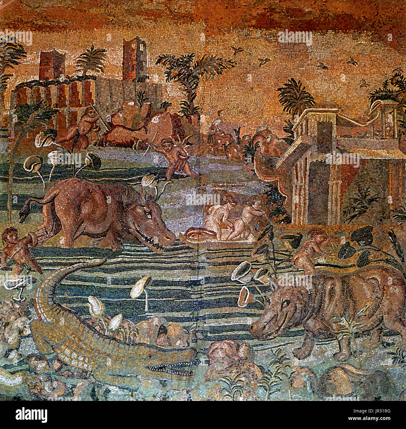 Mosaik mit den Wunder-Nil von einem römischen Bad. Ägypten und nilotischen Landschaft wurde im ersten Jahrhundert nach Christus unter den oberen Klassen sehr in Mode. Der Künstler versucht in diesem Mosaik Nilpferde und Krokodile zu reproduzieren. Römische Mosaiken entstehen aus geometrischen Blöcken genannt Mosaiksteine, gemeinsam in der Lage, um die Formen von Figuren, Motive und Muster zu erstellen. Materialien für Mosaiksteine stammen aus lokalen Quellen aus Naturstein, mit den Zusätzen von geschnittenen Ziegel, Fliesen und Keramik überwiegend farbigen Schattierungen, erstellen, blau, schwarz, rot, weiß und gelb. Mehrfarbige Muster Stockfoto