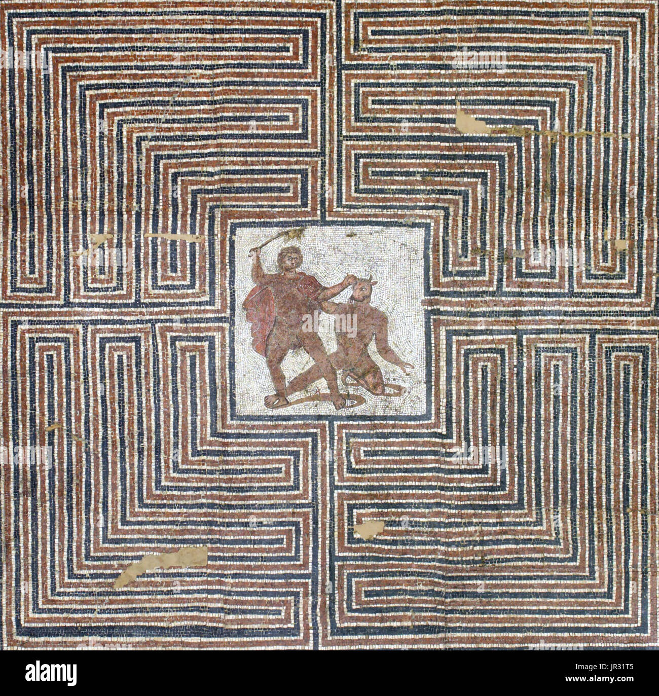 Detail des Theseus-Mosaik aus einer römischen Villa, Loigersfelder in der Nähe von Salzburg, Österreich. Nach der griechischen Mythologie, Ariadne, die Tochter des kretischen Königs Minos, verliebte sich in die jungen Theseus bei seiner aus Athen Ankunft, den Minotaurus zu töten. Das zentrale Bild des Mosaiks zeigt die Tötung des Minotaurus von Theseus. Die kretischen Labyrinth mit seinen verschlungenen Pfaden nimmt den größten Teil des Mosaiks. Theseus macht sicher seinen Weg aus dem Labyrinth mit Hilfe von den roten Faden, den Ariadne ihm gegeben hat. Stockfoto Detail des Theseus-Mosaik aus einer römischen Villa, Loigersfelder in der Nähe von Salzburg, Österreich. Nach der griechischen Mythologie, Ariadne, die Tochter des kretischen Königs Minos, verliebte sich in die jungen Theseus bei seiner aus Athen Ankunft, den Minotaurus zu töten. Das zentrale Bild des Mosaiks zeigt die Tötung des Minotaurus von Theseus. Die kretischen Labyrinth mit seinen verschlungenen Pfaden nimmt den größten Teil des Mosaiks. Theseus macht sicher seinen Weg aus dem Labyrinth mit Hilfe von den roten Faden, den Ariadne ihm gegeben hat. Stockfoto