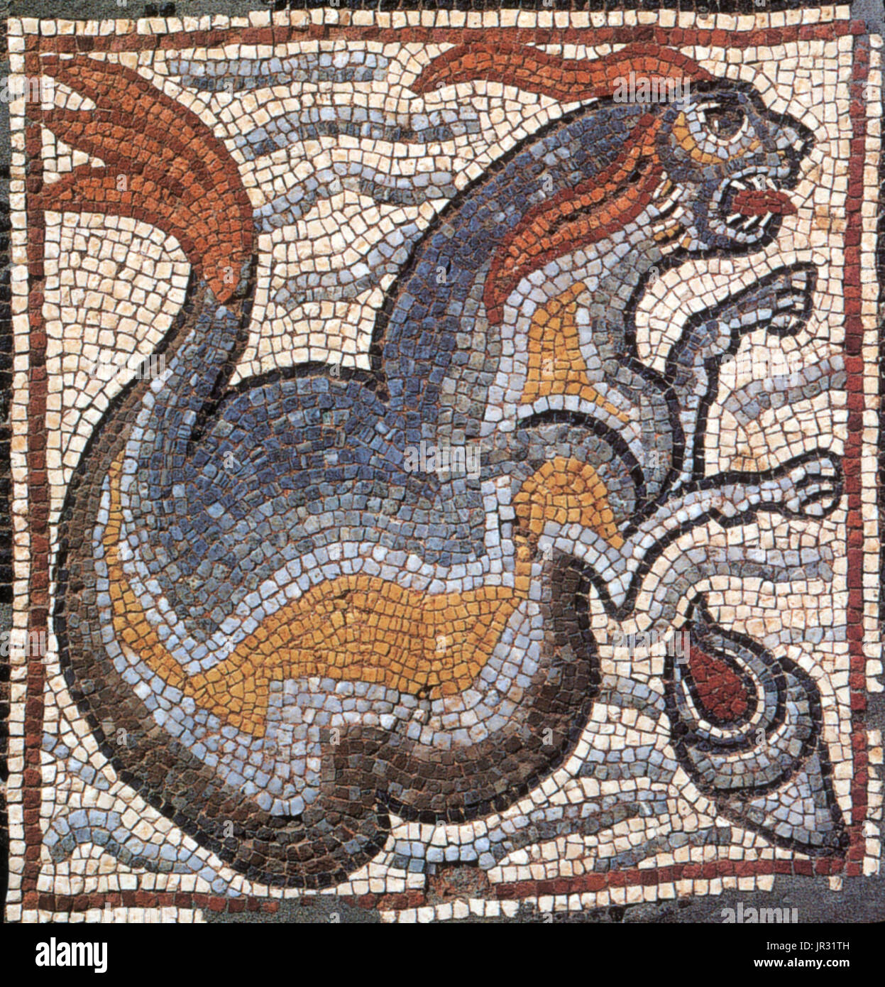 Byzantinische Mosaik, Amphibien-Monster. Theodorias (moderne Qasr Libyen) war eine byzantinische Stadt in der Cyrenaika, 539 von Kaiser Justinian gegründet und zu Ehren seiner Frau, die Kaiserin Theodora benannt. Die Geschichte von Qasr Libyen geht zurück auf die griechische Zeit (4. Jh. v. Chr.), als es Olbia hieß. Der Komplex enthält zwei Kirchen: die Ostkirche, entdeckt im Jahre 1957 und der westlichen Kirche, im Jahr 1964 entdeckte. Die Mosaiken wurden von der nahe gelegenen Kirche ausgegraben, nachdem sie von libyschen Arbeiter entdeckt wurden. Die Sammlung enthält 50 Platten, meist Tiere, Götter, Göttinnen, nym Stockfoto