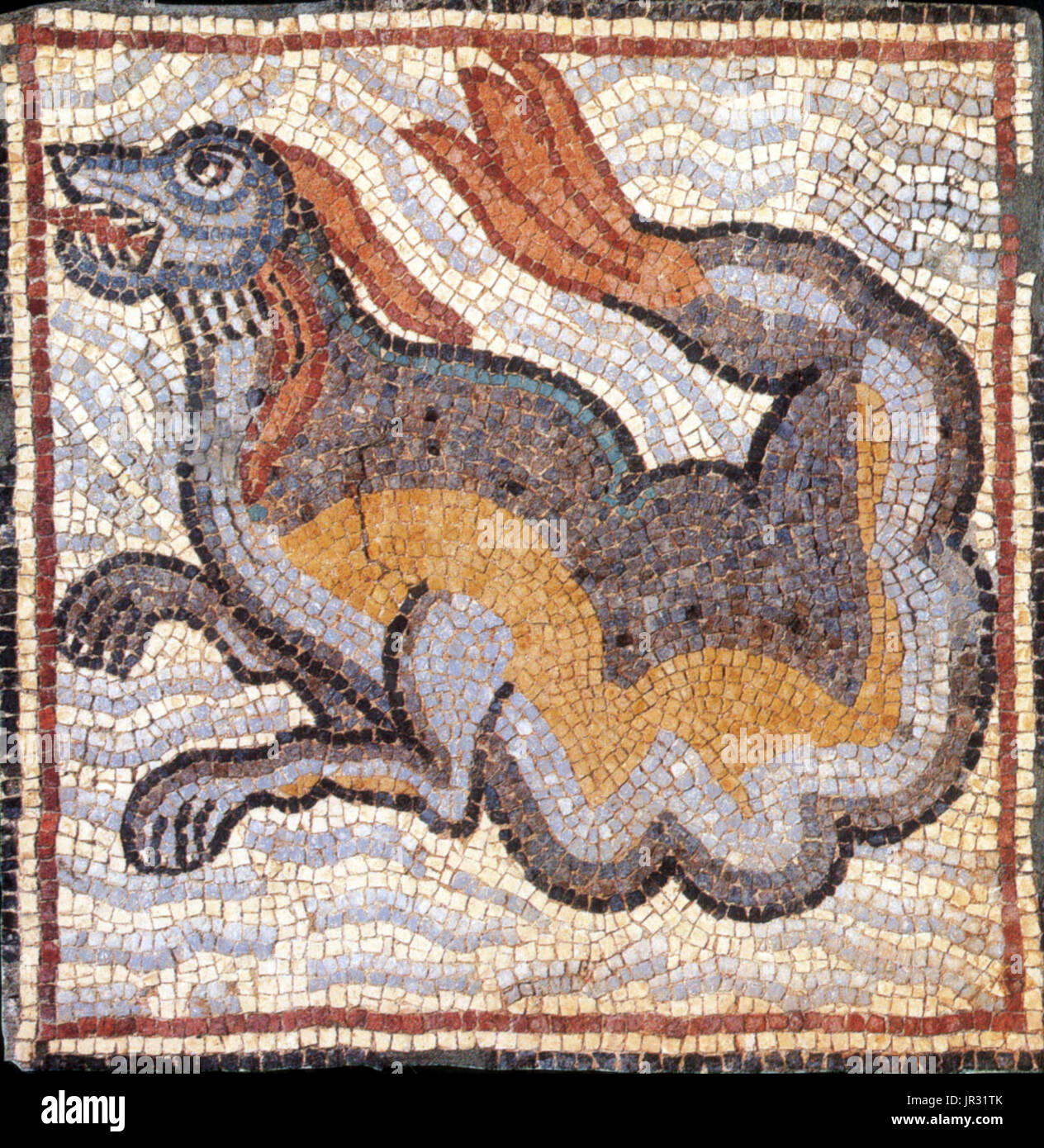 Byzantinische Mosaik, Amphibien-Monster. Theodorias (moderne Qasr Libyen) war eine byzantinische Stadt in der Cyrenaika, 539 von Kaiser Justinian gegründet und zu Ehren seiner Frau, die Kaiserin Theodora benannt. Die Geschichte von Qasr Libyen geht zurück auf die griechische Zeit (4. Jh. v. Chr.), als es Olbia hieß. Der Komplex enthält zwei Kirchen: die Ostkirche, entdeckt im Jahre 1957 und der westlichen Kirche, im Jahr 1964 entdeckte. Die Mosaiken wurden von der nahe gelegenen Kirche ausgegraben, nachdem sie von libyschen Arbeiter entdeckt wurden. Die Sammlung enthält 50 Platten, meist Tiere, Götter, Göttinnen, nym Stockfoto