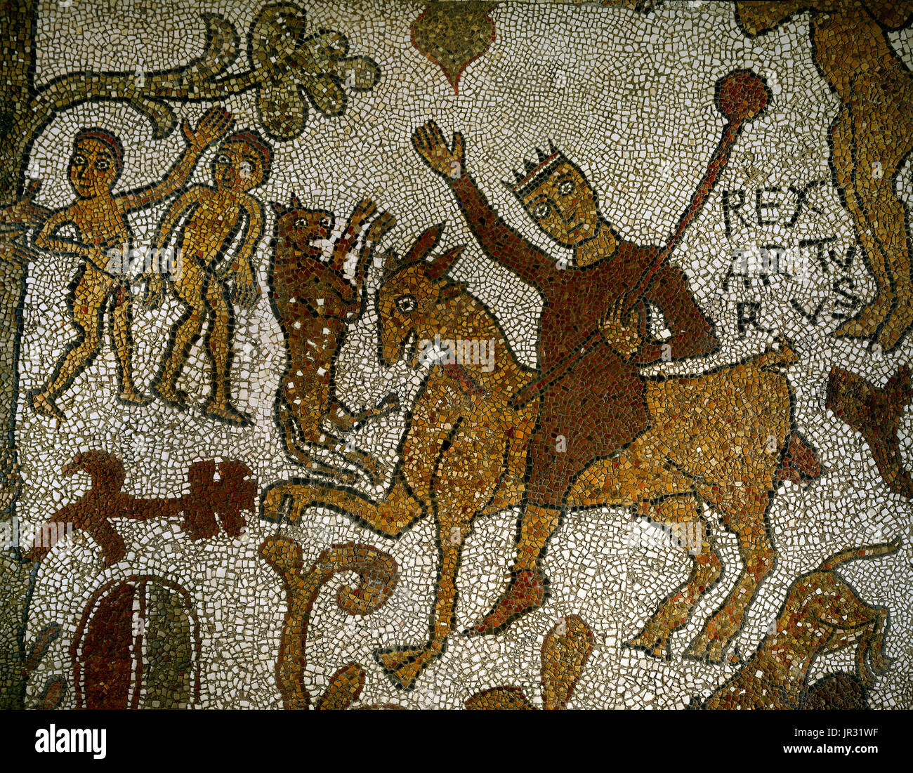 King Arthur reitet, um den Gral zu suchen. Szene aus dem Mosaik-Fußboden der Kathedrale von Otranto, Süditalien. Das Mosaik läuft die gesamte Länge des Kirchenschiffs, Heiligtum und Apsis ist 12. Jahrhundert in Datum, zwischen 1163 und 1165 von einer Gruppe von Künstlern unter der Leitung von Pantaleone, Basilianer Mönch aus dem Kloster von San Nicola di Casole geschaffen. Es zeigt Szenen aus der alttestamentlichen und ritterlichen Zyklen sowie Figuren aus mittelalterlichen Bestiarien. King Arthur ist eine legendäre britische Führer des späten 5. und frühen 6. Jahrhundert, die nach mittelalterlichen Geschichten und Romanzen, die Verteidigung von Großbritannien führte Stockfoto