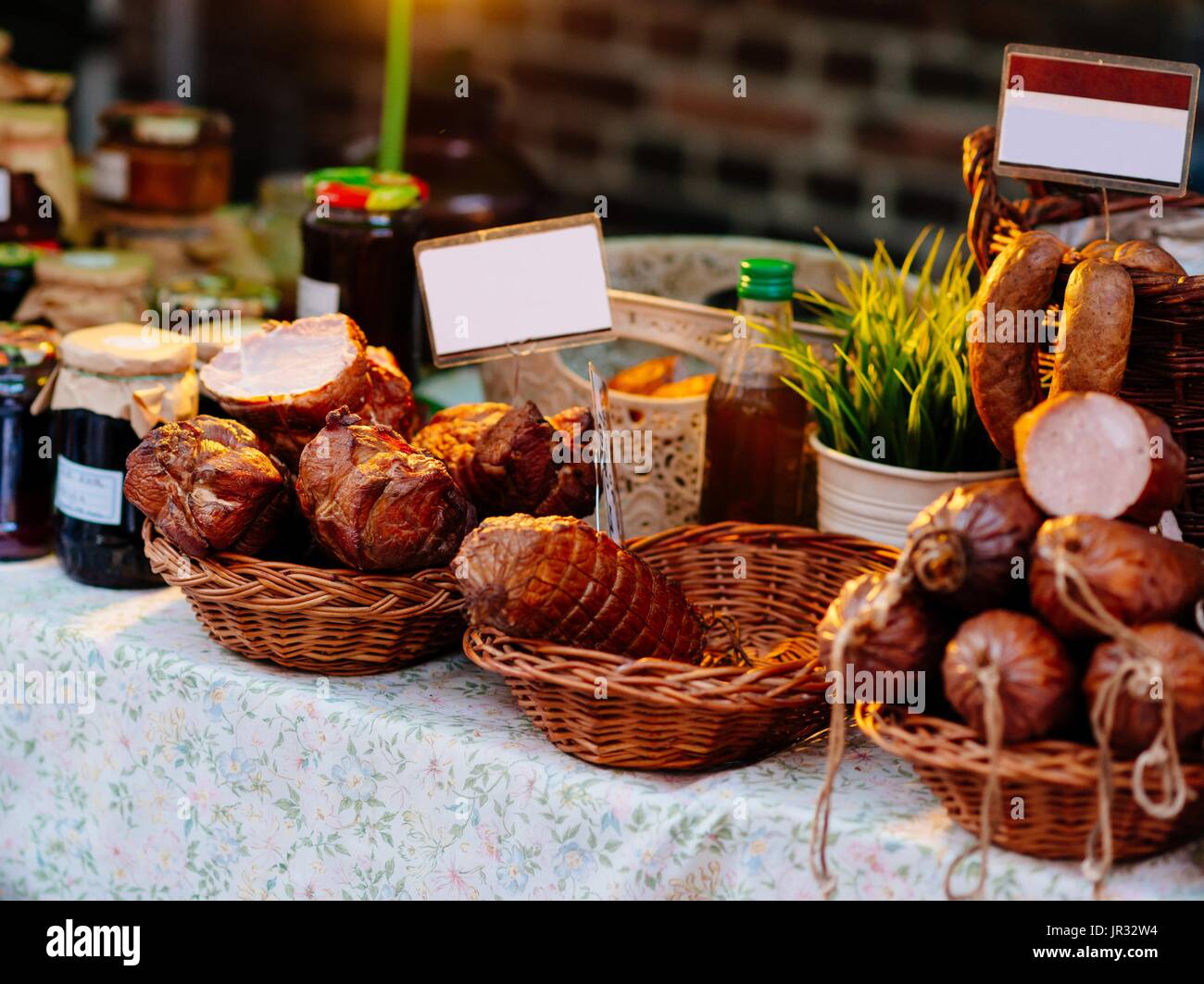 Traditionelle polnische geräucherter Schinken und Würste verkauft Na Weihnachtsmarkt Stockfoto