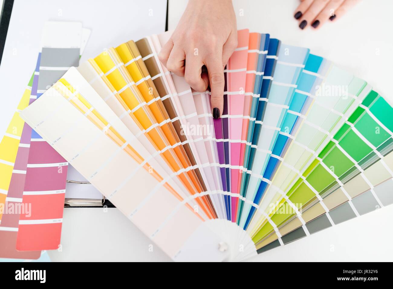 Frau Designer oder Architekten, die Farbe aus der Farbpalette auswählen Stockfoto