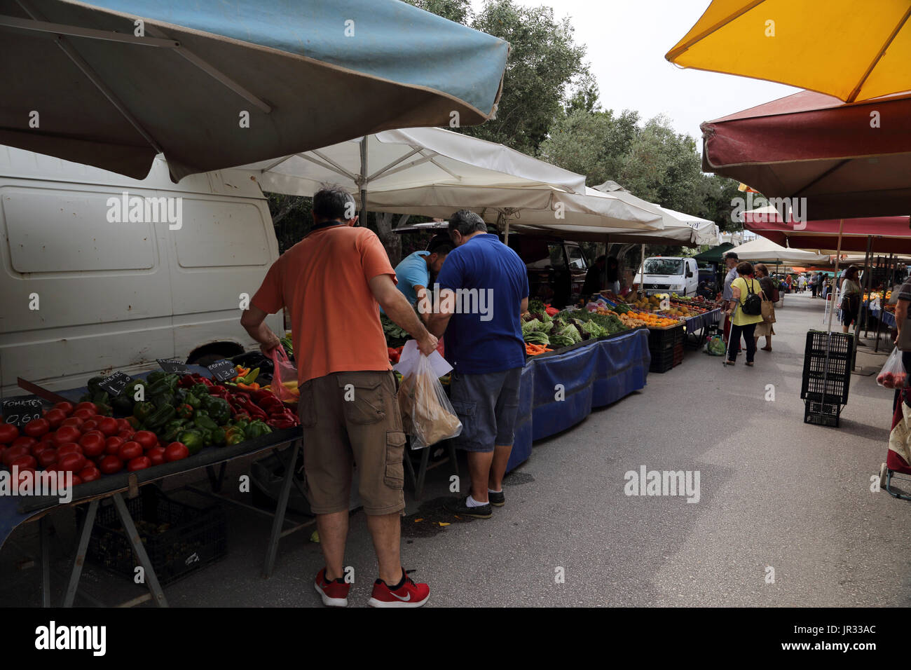 Vouliagmeni Griechenland Samstagsmarkt Männer kaufen Obst und Gemüse Stockfoto