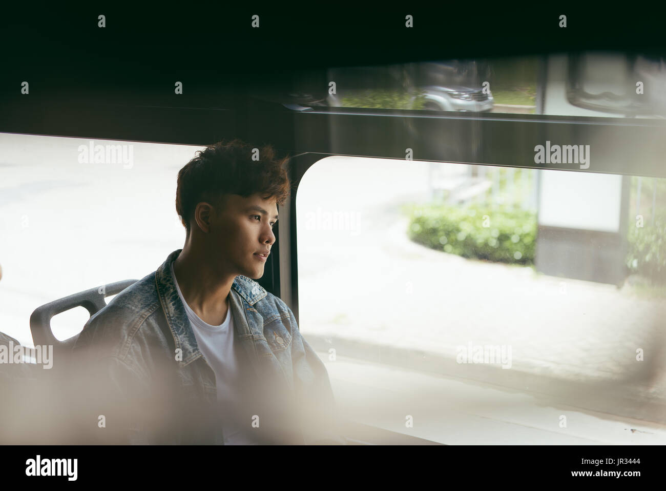 Leute, Lifestyle, Reisen und öffentlichen Verkehrsmitteln. Asiatischer Mann stehend im Stadtbus. Stockfoto