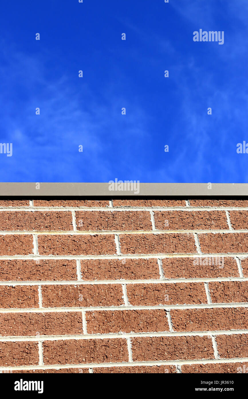 Brick Wall und blauer Himmel Stockfoto