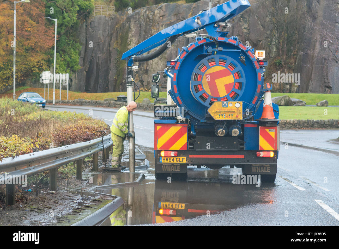 Clearing gesperrte Straße Rinne entwässert nach starken Regenfällen mit Gully Wal heavy-Duty jetten Ausrüstung - Schottlands, Schottland, Großbritannien Stockfoto