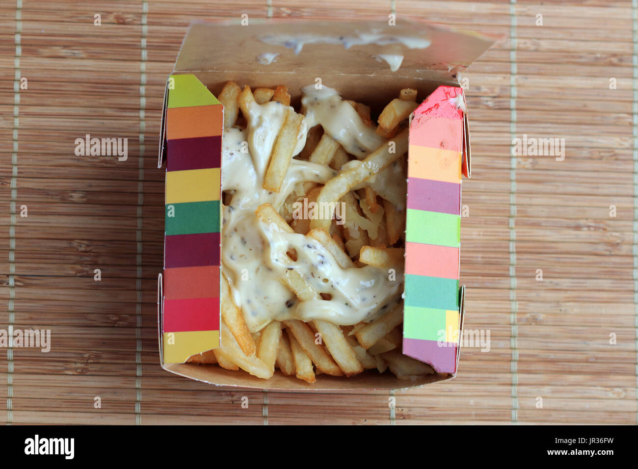 McDonald's Trüffel Mayo & Parmesan geladen Pommes gegen Bambus Hintergrund Stockfoto