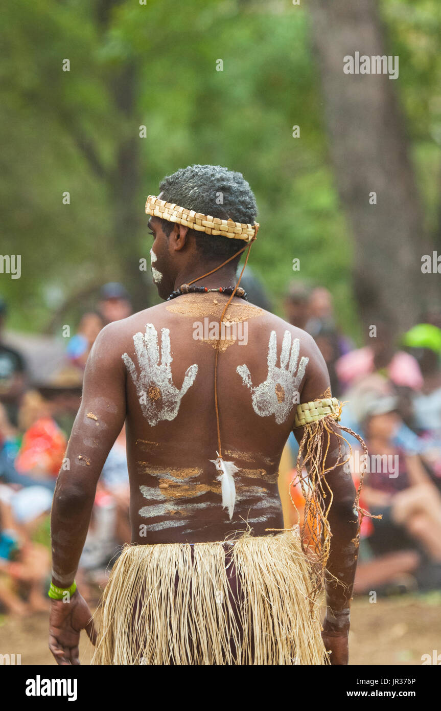 Performer mit Handabdrücke an Laura Aboriginal Dance Festival, Laura, Cape York, Far North Queensland, FNQ, QLD, Australien Stockfoto