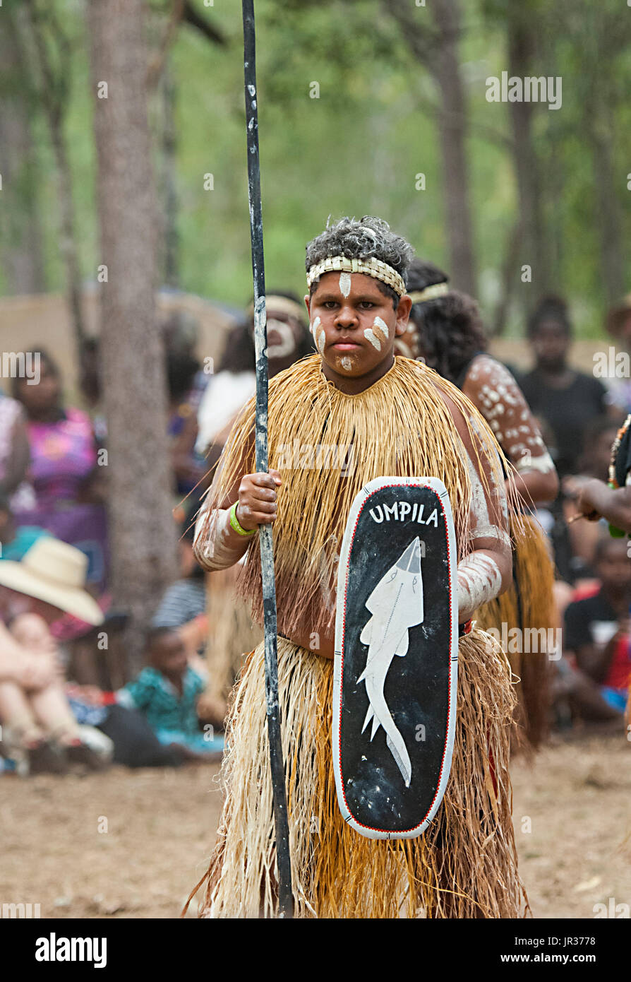 Darsteller tragen einen Schild an die Laura Aboriginal Dance Festival, Cape York, Far North Queensland, FNQ, QLD, Australien Stockfoto