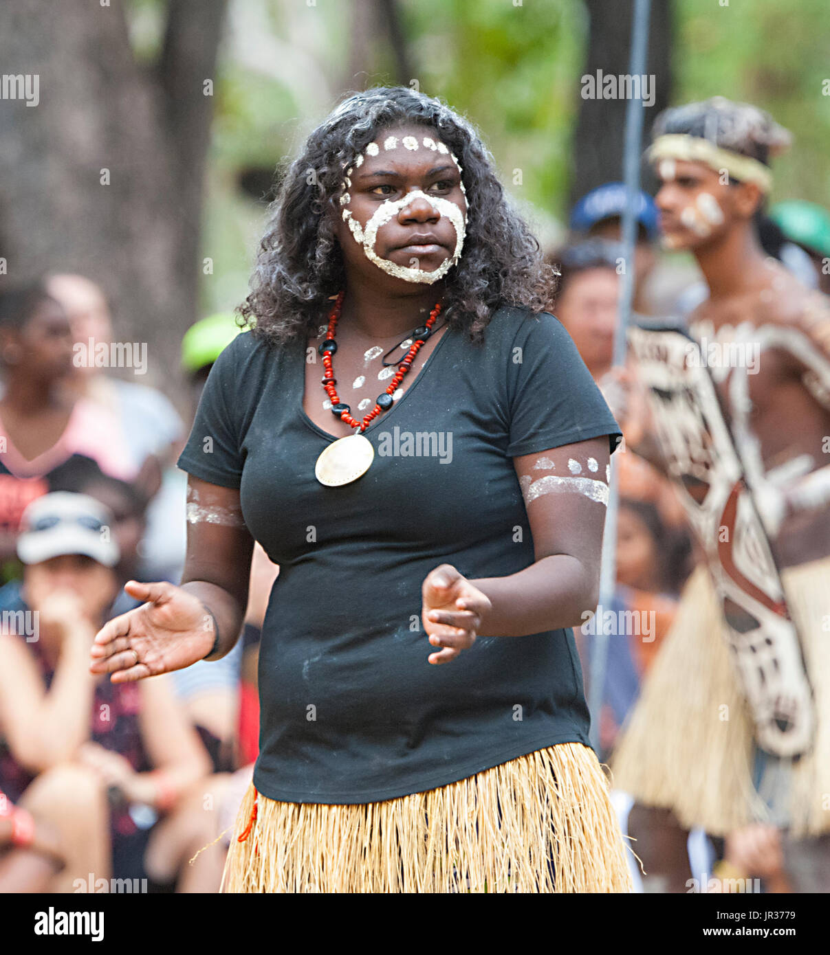 Weibliche Darstellerin mit Polka Dots Bodypainting, Laura Aboriginal Dance Festival, Cape York, Far North Queensland, FNQ, QLD, Australien Stockfoto
