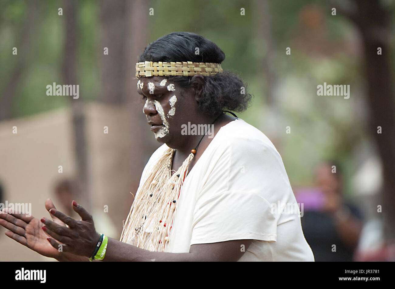 Frau-Performer mit Polka Dots Bodypainting, Laura Aboriginal Dance Festival, Cape York, Far North Queensland, FNQ, QLD, Australien Stockfoto