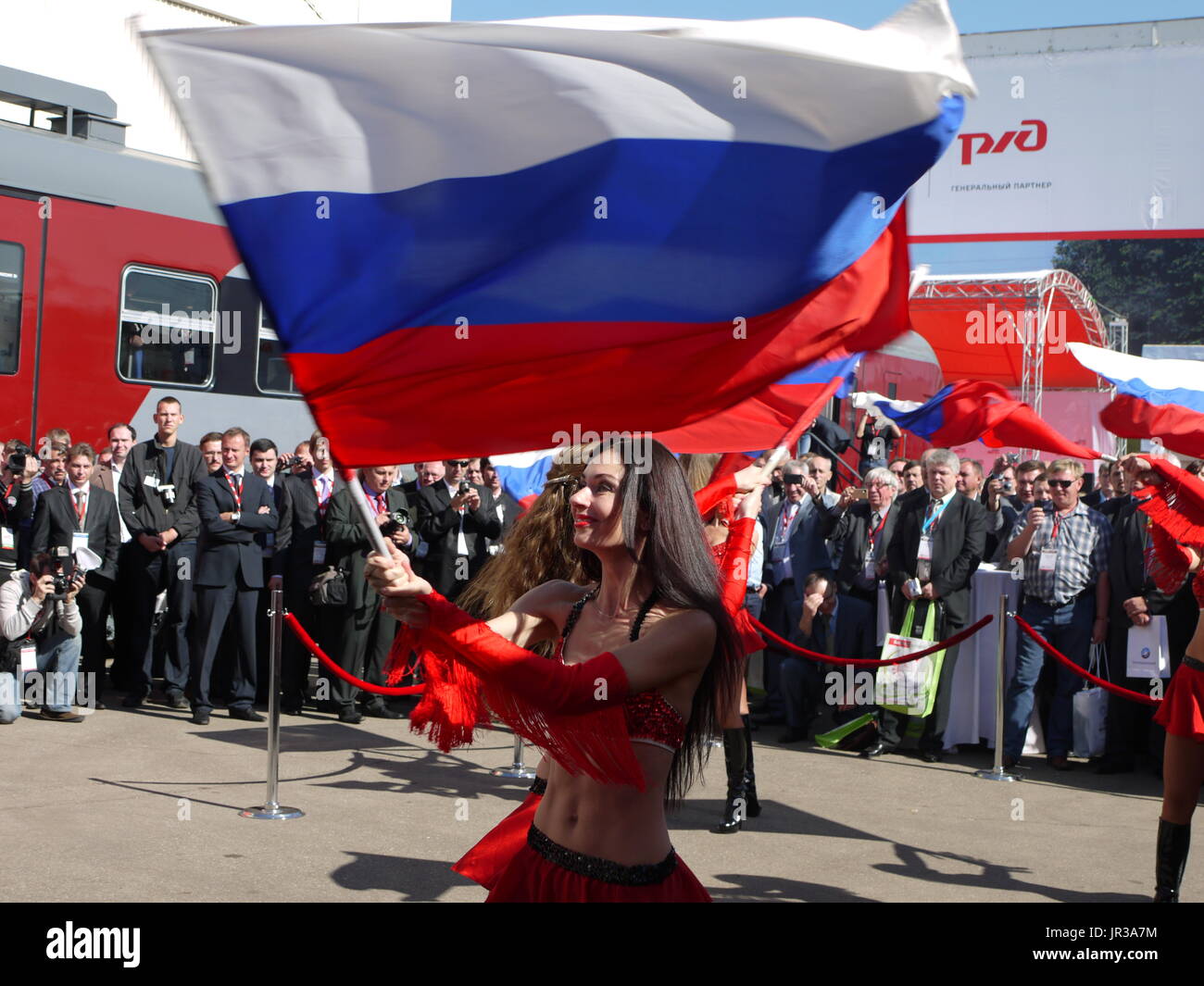 Mädchen wave eine russische Flagge während Oppening Zeremonie die Jahrestagung der Eisenbahn Industrie in Moskau Stockfoto