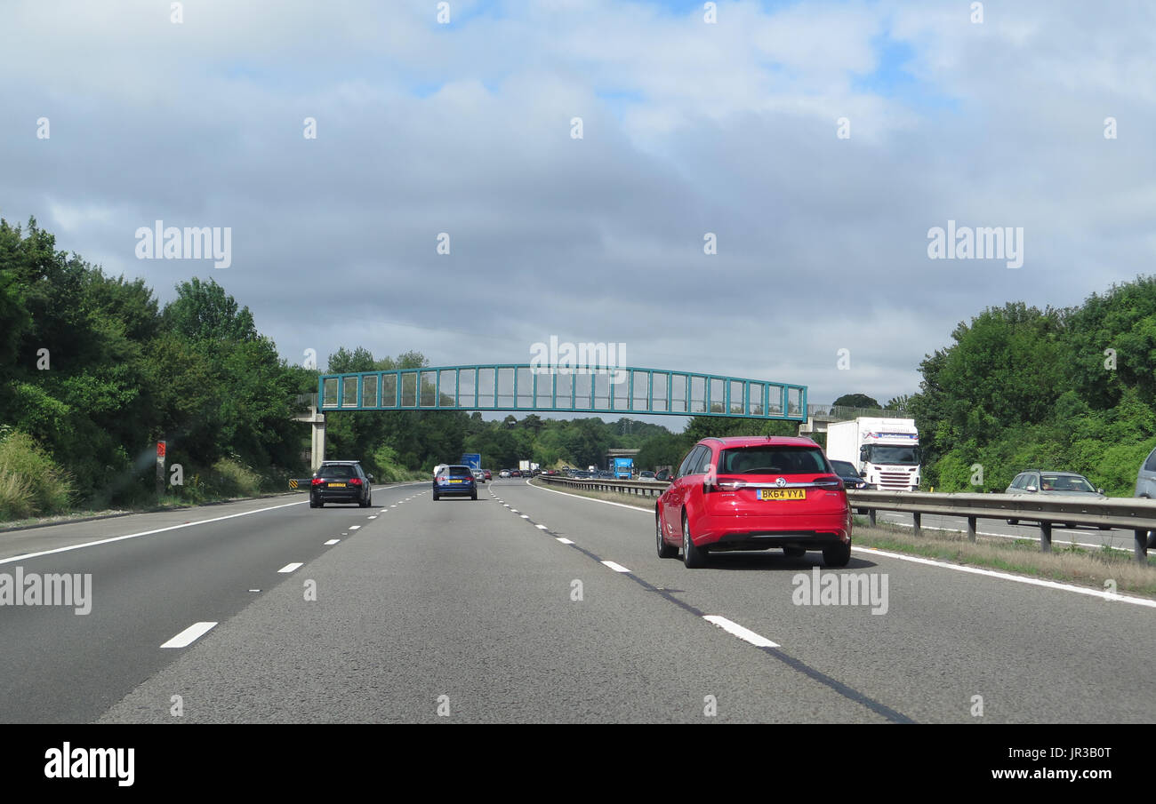 Verkehr auf der Autobahn M3, Hampshire, UK Stockfoto