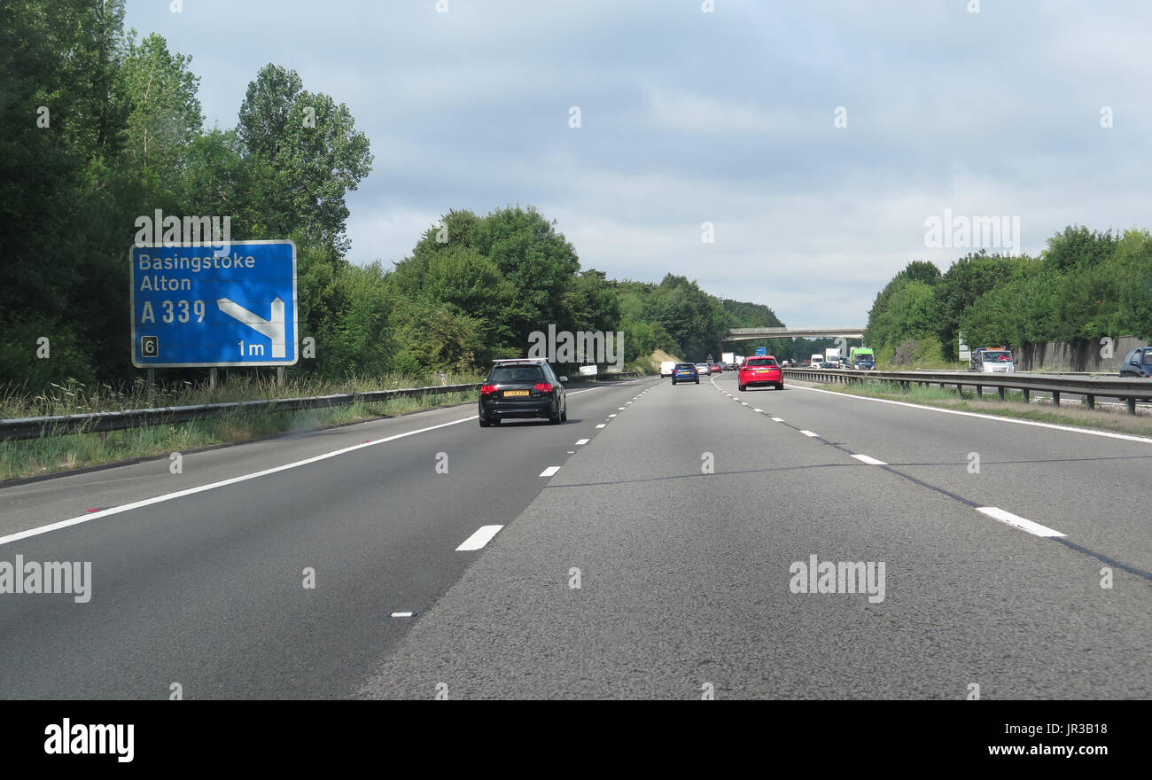 Verkehr auf der Autobahn M3, Hampshire, UK Stockfoto