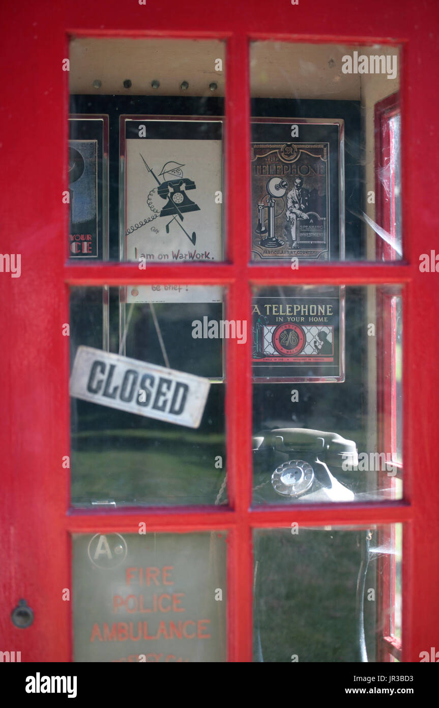 Eine alte Welt Krieg 2-Ära Telefon Kiosk in das verlassene Dorf Tyneham, Isle of Purbeck, Dorset, England, Großbritannien Stockfoto