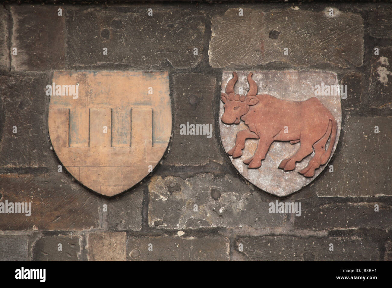 Wappen von oberen Lausitz (L) und Lower Lusatia (R) als die Länder der böhmischen Krone auf der Altstädter Brückenturm (Staroměstská Mostecká Věž) auf der Karlsbrücke in Prag, Tschechische Republik dargestellt. Stockfoto