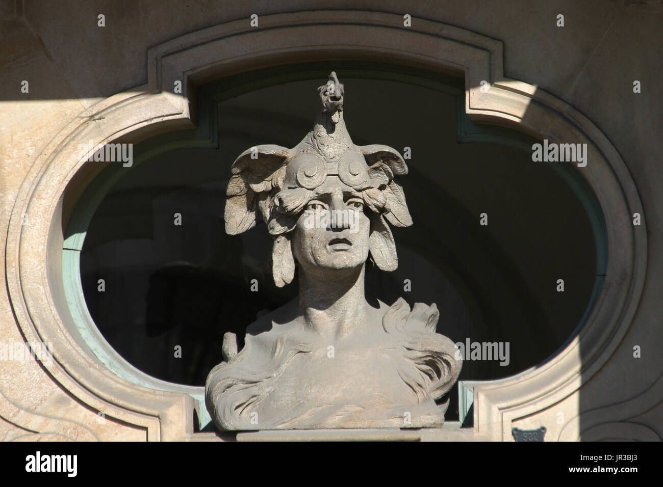 Allegorie des Feuers von tschechischen Bildhauers Ladislav Šaloun dargestellt in der Hauptfassade Pražská Městská Pojišťovna (Prag Stadt Versicherung) am Altstädter Ring in Prag, Tschechien. Das Gebäude, entworfen von tschechischen Architekten Osvald Polívka im barocken Stil 1898-1901 erbaut wurde. Das Gebäude wird jetzt als Sitz des Ministeriums für Regionalentwicklung der Tschechischen Republik... Stockfoto