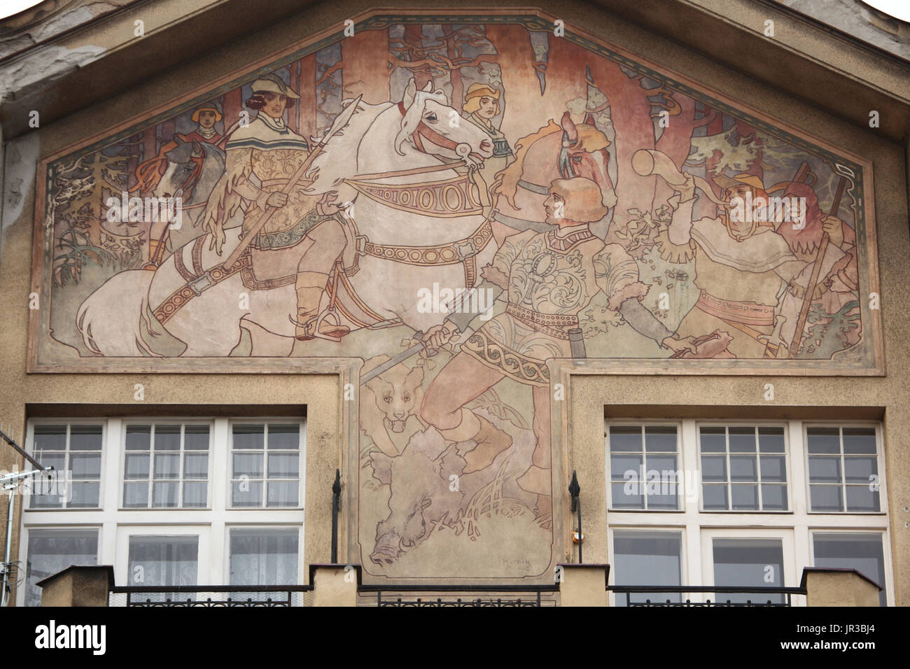 Die Legende von Bivoj, dargestellt in der Wandmalerei des tschechischen Malers František Horník-Lánský (1912) auf dem Jugendstil-Wohnhaus des tschechischen Architekten Jan Petrák in der Bubenečská-Straße im Stadtteil Bubeneč in Prag, Tschechische Republik. Bivoj war ein legendärer Held aus den alten Bohemian-Legenden, der in den Jackdaw-Bergen (Kavčí hory) ein Wildschwein jagte. Stockfoto