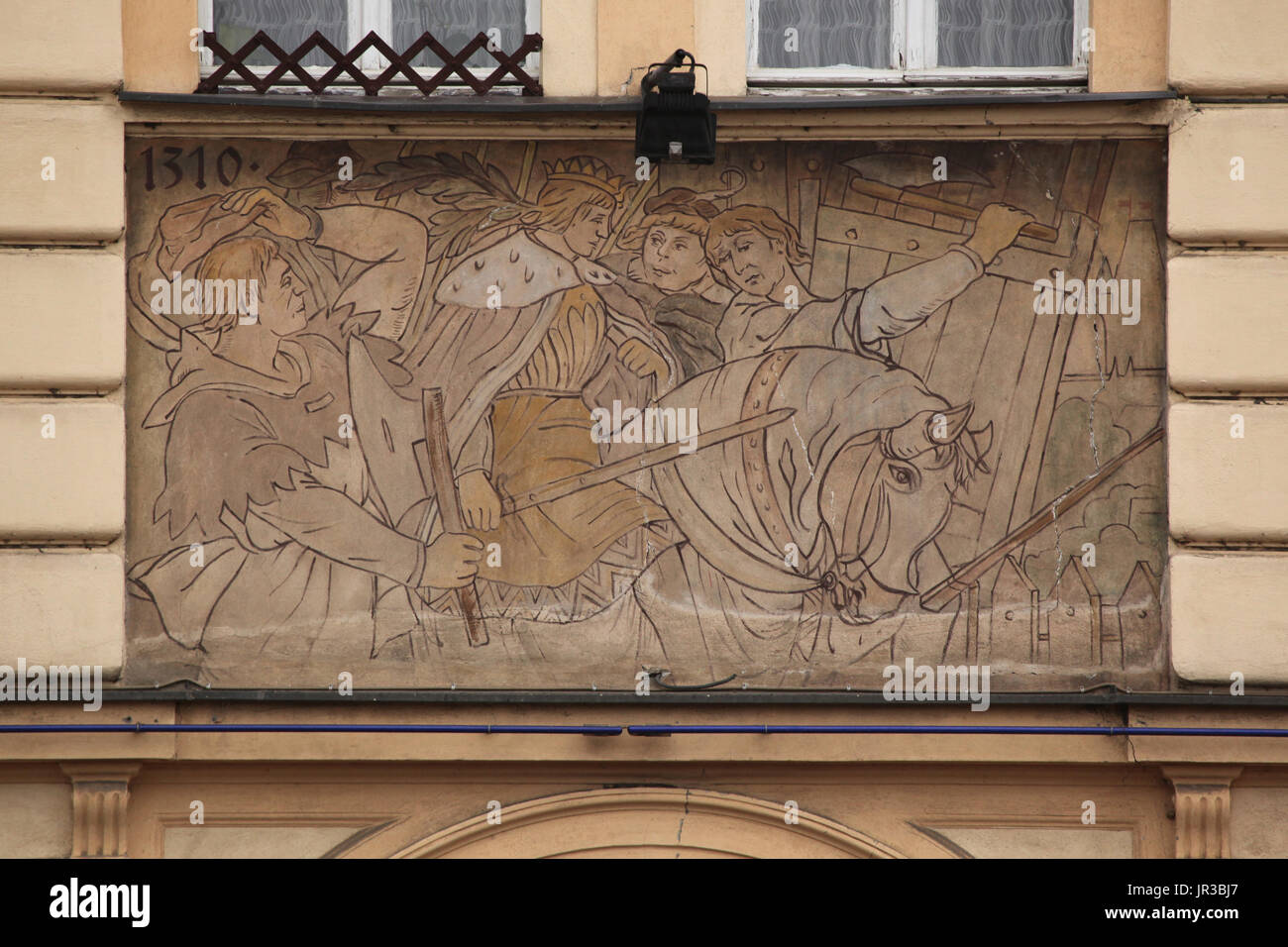 Eintrag von 14-Year-Old Court John von Luxemburg in Prag im Jahr 1310 mit Hilfe der lokalen Metzger vor seiner Krönung als König von Böhmen. Wandmalerei von tschechischer Maler, Ladislav Novák, Geschichte der Prager Metzger Gilde auf das Wohnhaus entworfen von tschechischen gewidmet, Architekt Jan Zeyer in Argentinská Straße im Stadtteil Holešovice in Prag, Tschechien. Stockfoto