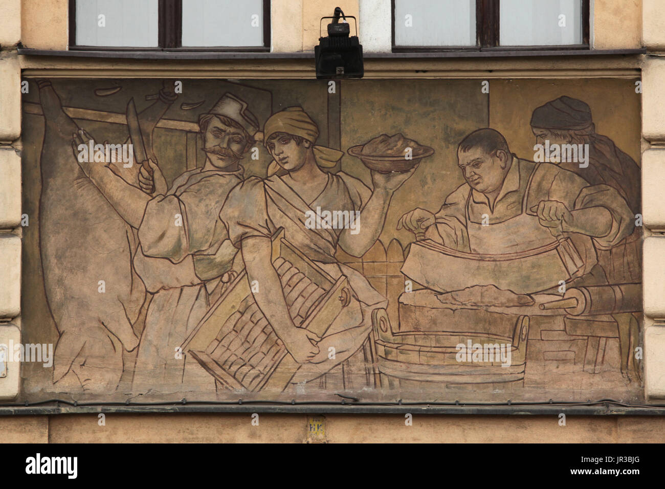 Schwein Schlachten dargestellt in der Wandmalerei tschechischen Malers Ladislav Novák, die Prager Metzger Gilde auf das Wohnhaus entworfen von tschechischen gewidmet Architekten Jan Zeyer in Argentinská Straße im Stadtteil Holešovice in Prag, Tschechien. Stockfoto