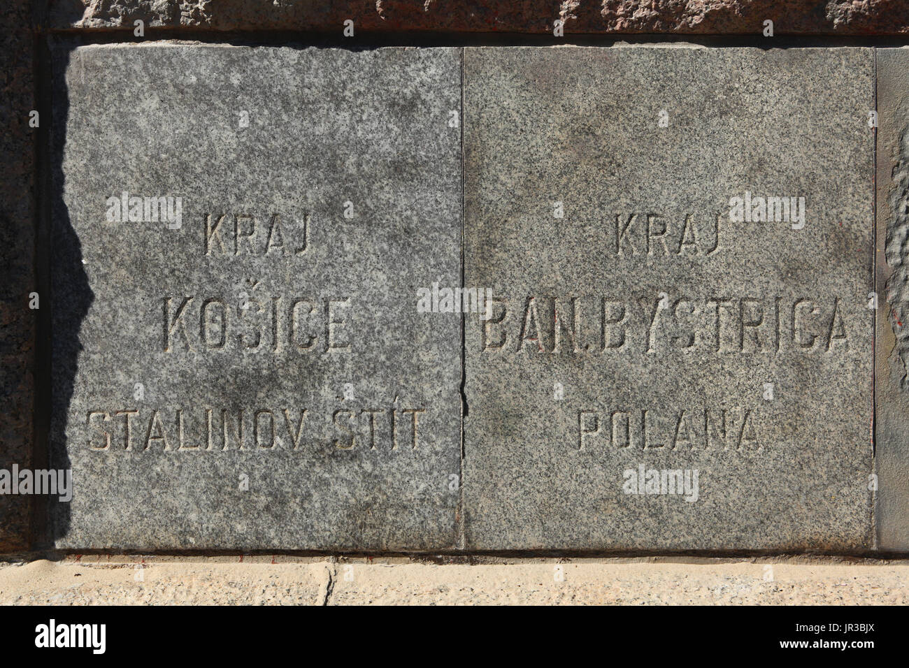 Überlebenden Grundsteine des Denkmals für den sowjetischen Diktator Joseph Stalin in Letna Park in Prag, Tschechien. Der Grundstein vom Gipfel des Stalinov štít (Stalin Peak) in der hohen Tatra aus Košice (Kaschau) Region, jetzt Gerlachovský štít, der höchste Berg in der Slowakei, sieht in der linken Seite, während der Grundstein von Poľana in Banská Bystrica Region, Slowakei, in der rechten Ecke zu sehen ist. Stockfoto