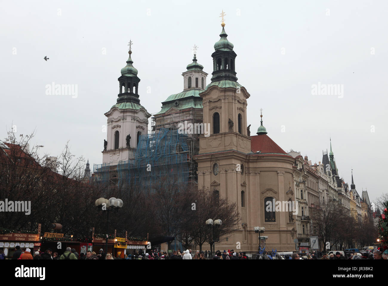 Restaurierungsarbeiten am Sankt-Nikolaus Kirche (Kostel Svatého Mikuláše) am Altstädter Ring in Prag, Tschechien. Die Kirche des barocken Architekten ist Kilian Ignaz Dientzenhofer von der weißen Farbe zum braunen Ton übermalt wird das typisch barocke Architektur. Stockfoto