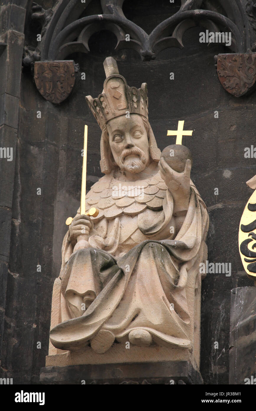 Heiligen römischen Kaiser Karl IV. Kopie der gotische Statue des deutsch-böhmischen Architekten und Bildhauer Peter Parler platziert auf der Altstädter Brückenturm (Staroměstská Mostecká Věž) auf der Karlsbrücke in Prag, Tschechien. Stockfoto