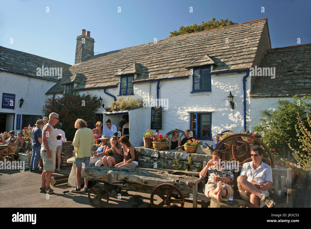 Ein gutes Publikum außerhalb des Square und Compass Pub, Worth Matravers, Dorset, England, Großbritannien an einem schönen Sommertag Stockfoto