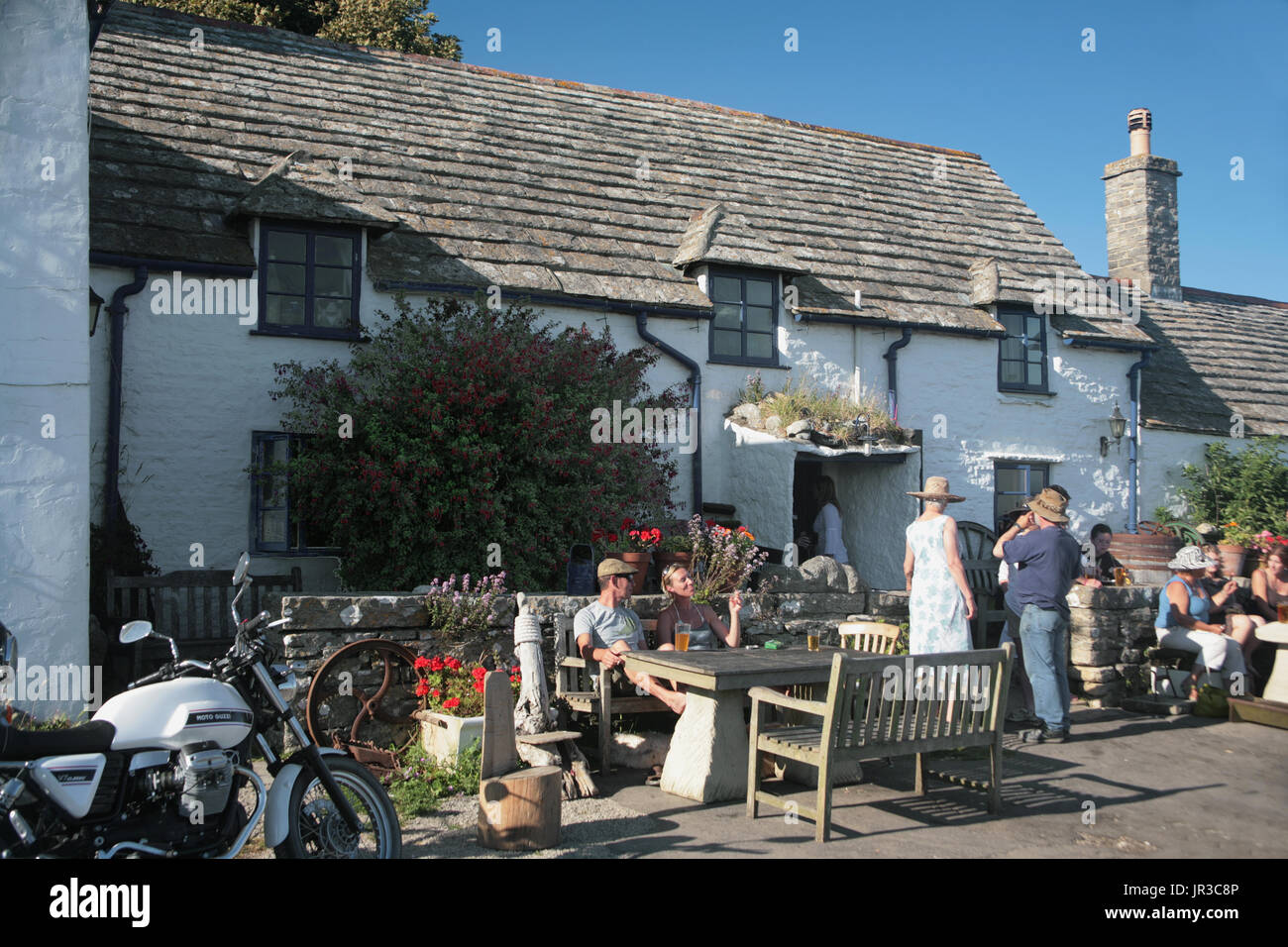 Eine gute Menge außerhalb des Quadrats und Kompass Pub, Worth Matravers, Dorset, England, UK an einem schönen Sommertag Stockfoto