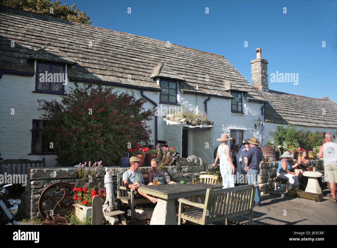 Eine gute Menge außerhalb des Quadrats und Kompass Pub, Worth Matravers, Dorset, England, UK an einem schönen Sommertag Stockfoto