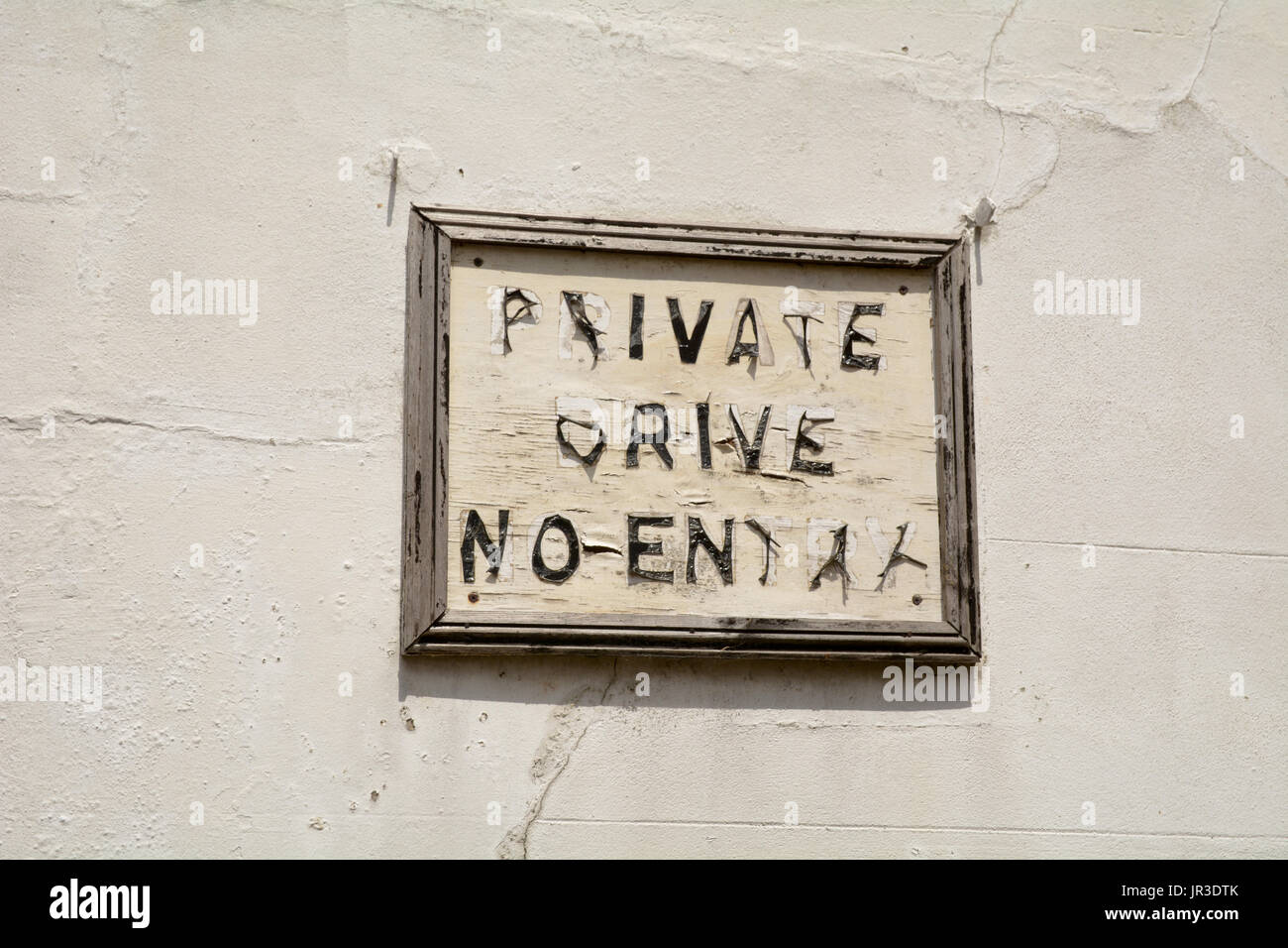 Peeling-Private fahren No Entry-Schild an Wand Stockfoto