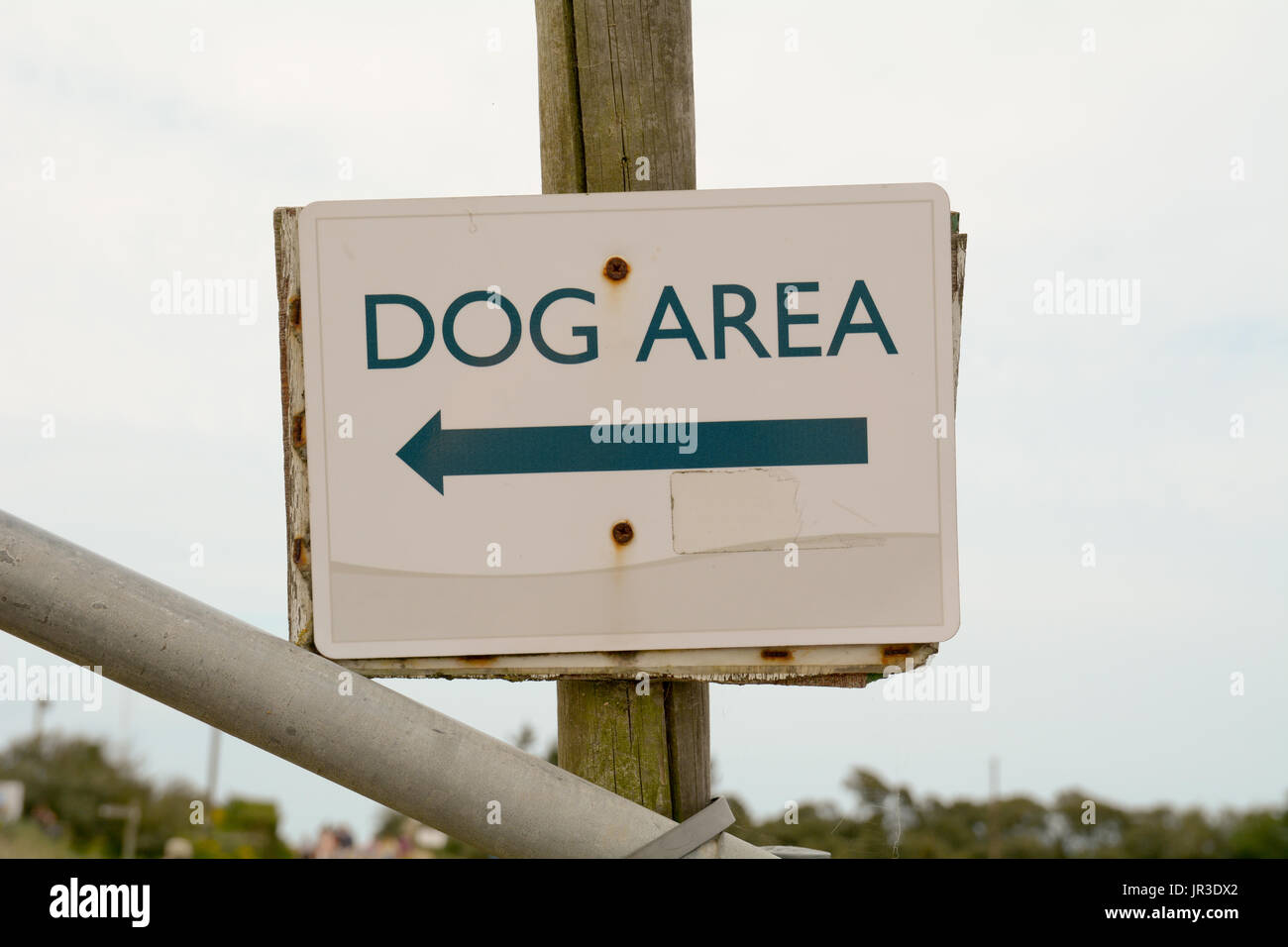 Hund-Bereich Schild mit Richtungspfeil an der Küste Stockfoto