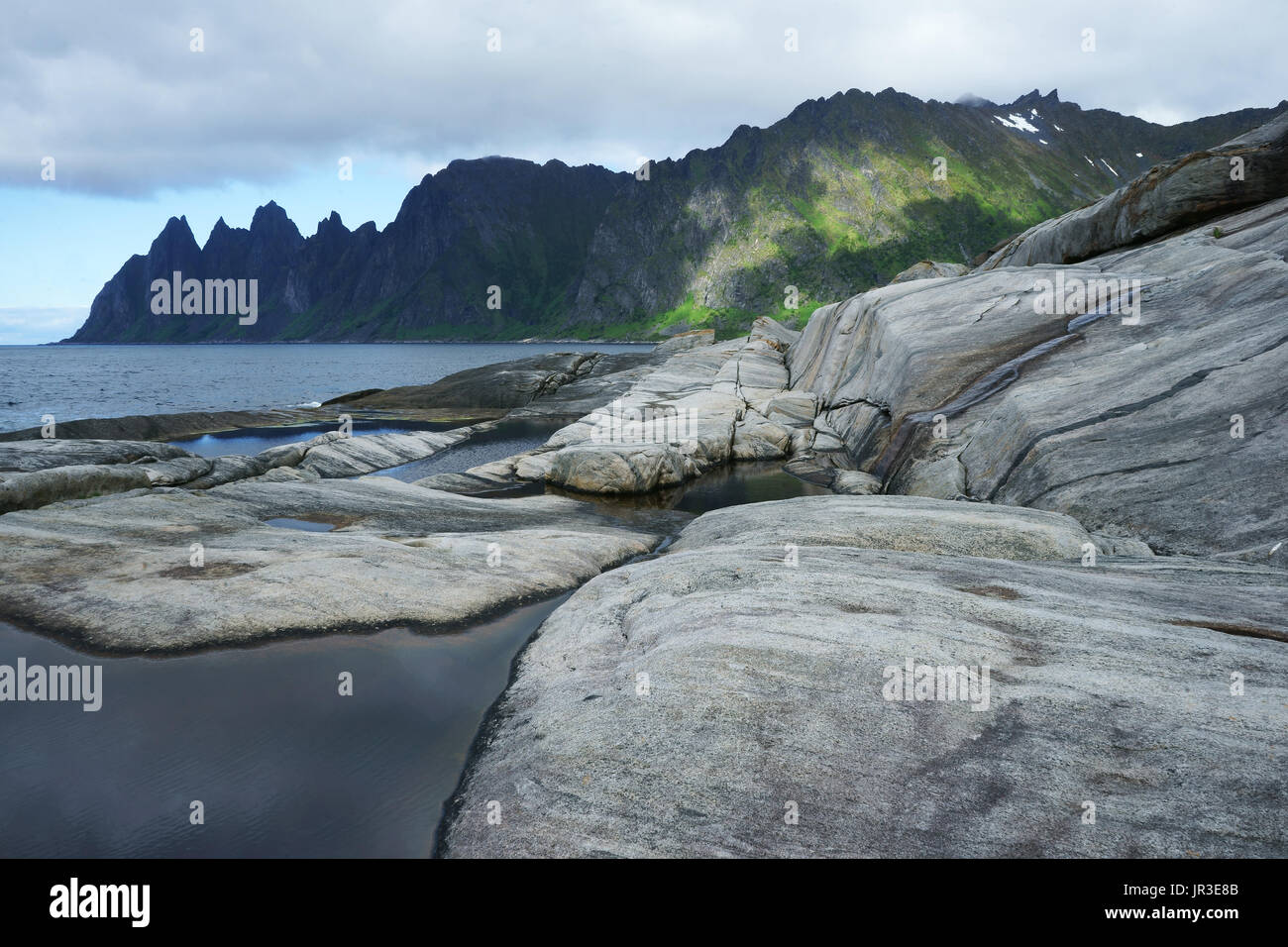 Tungeneset Küste mit Gebiss des Teufels, Senja Insel, Troms, Norwaytungeneset Stockfoto