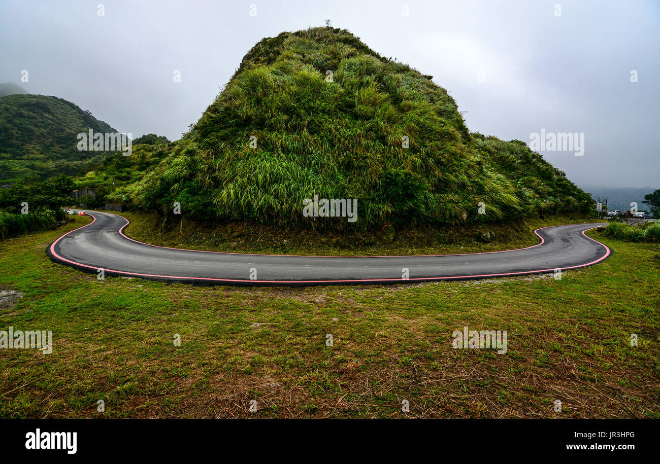 Potentiell gefährliche Kurve Kurve auf einem Berg Straße entlang der Küste von Jiufen, Taiwan Stockfoto