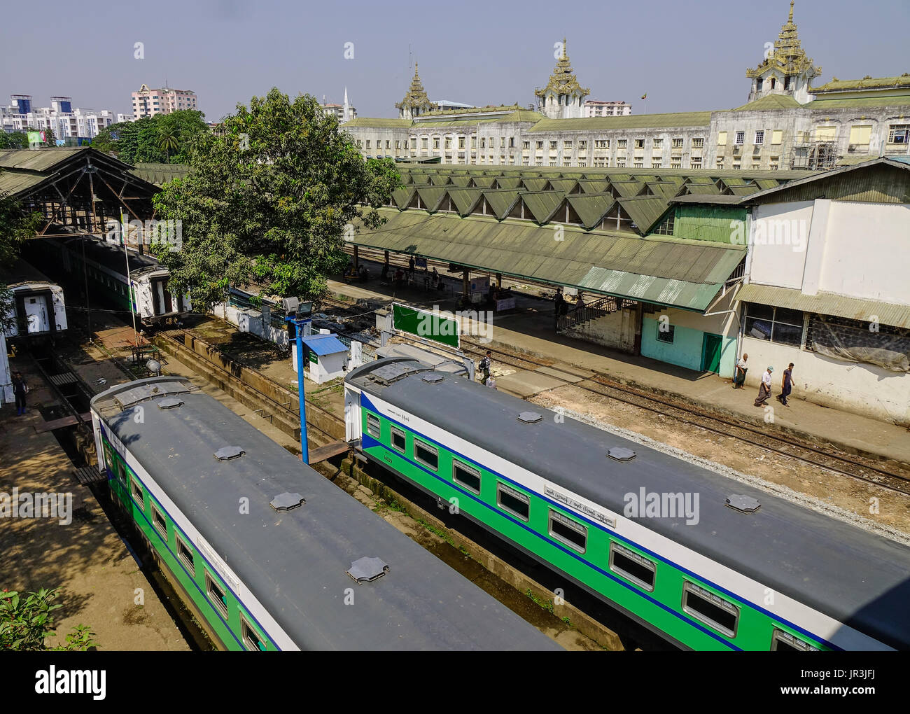 Yangon, Myanmar - 13. Februar 2017. Bahn Haltestelle Flatform der Central Railway Station in Yangon, Myanmar. Yangon ist das Land Hauptzentrum für t Stockfoto