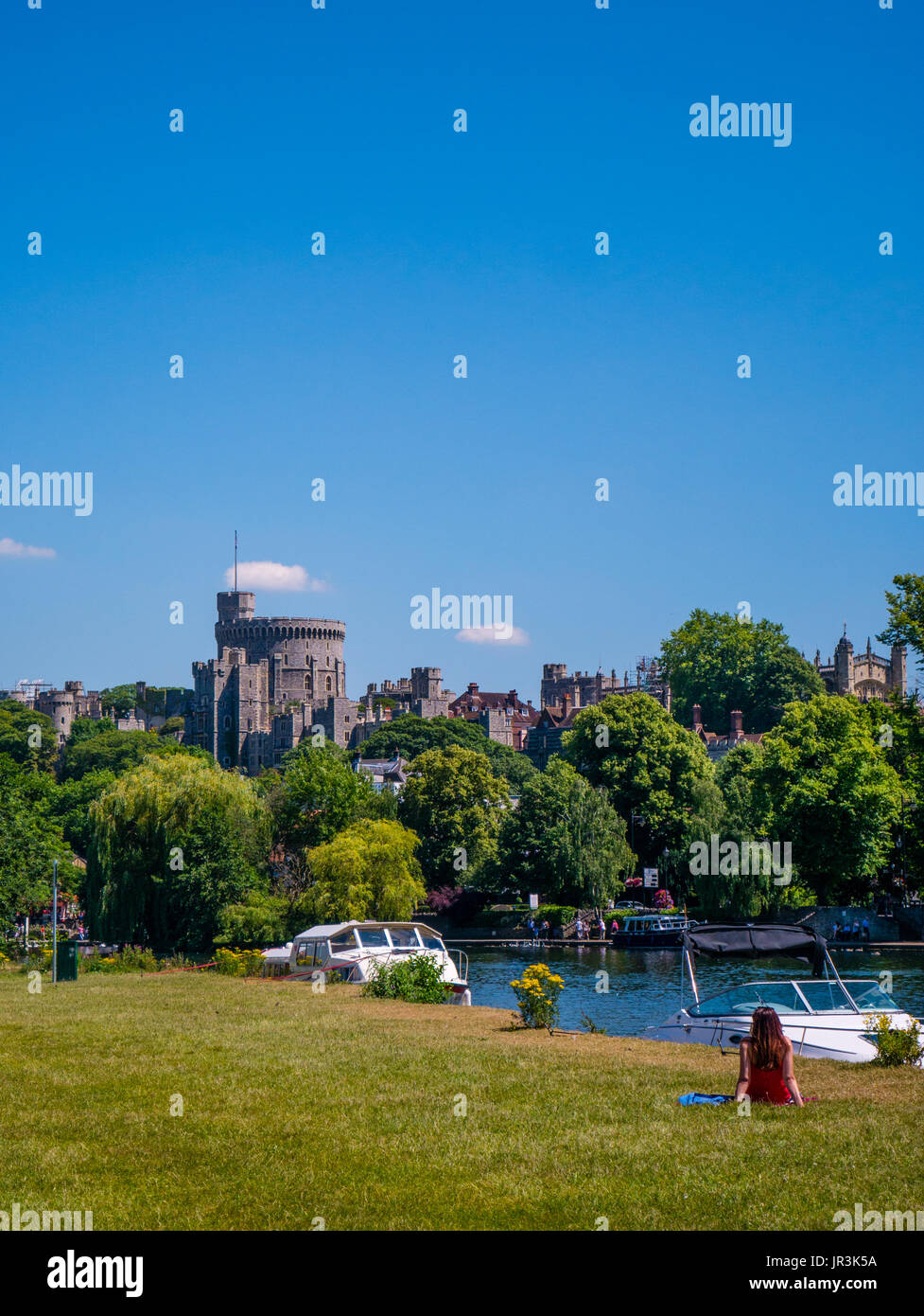 Themse, South Meadow, Themse Path mit Windsor Castle im Hintergrund, Windsor, Berkshire, England, Großbritannien, GB. Stockfoto