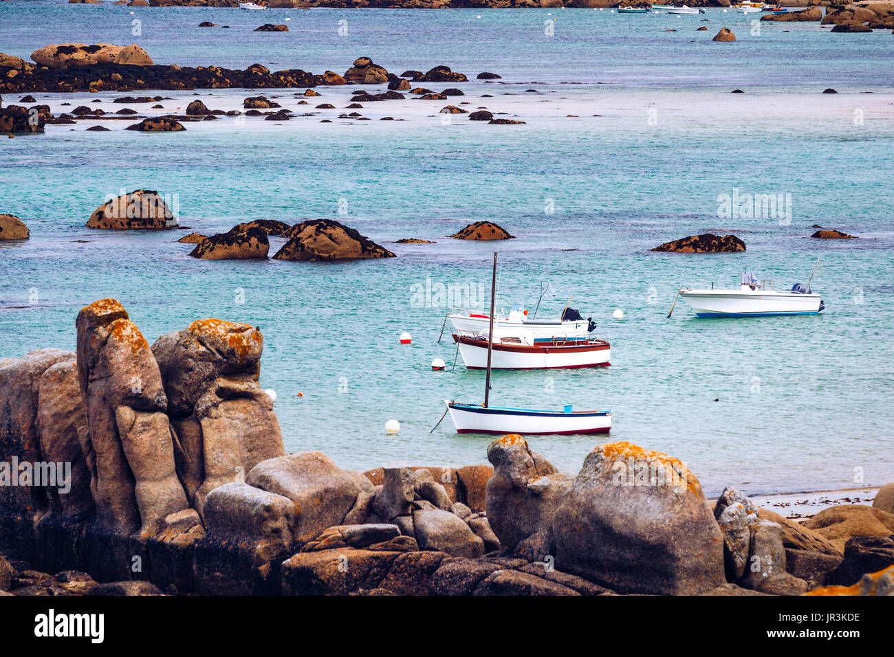 Boote im Hafen an der rosa Granit Küste (Côte de Granit Rose auf Französisch). Bretagne (Bretagne), Frankreich Stockfoto