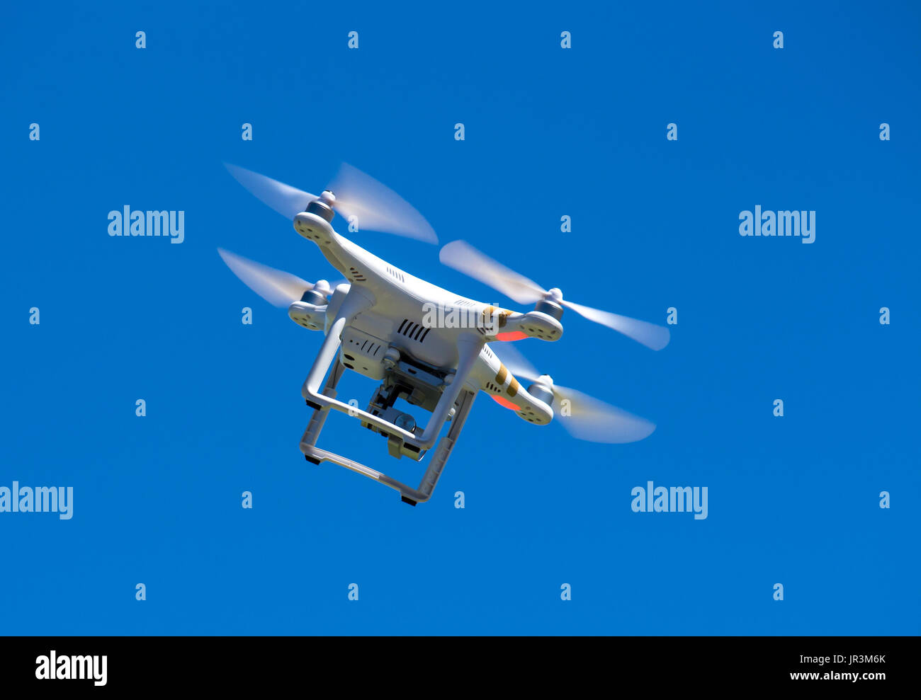 Drone oder unbemannte Luftfahrzeuge im Flug gegen den blauen Himmel Stockfoto