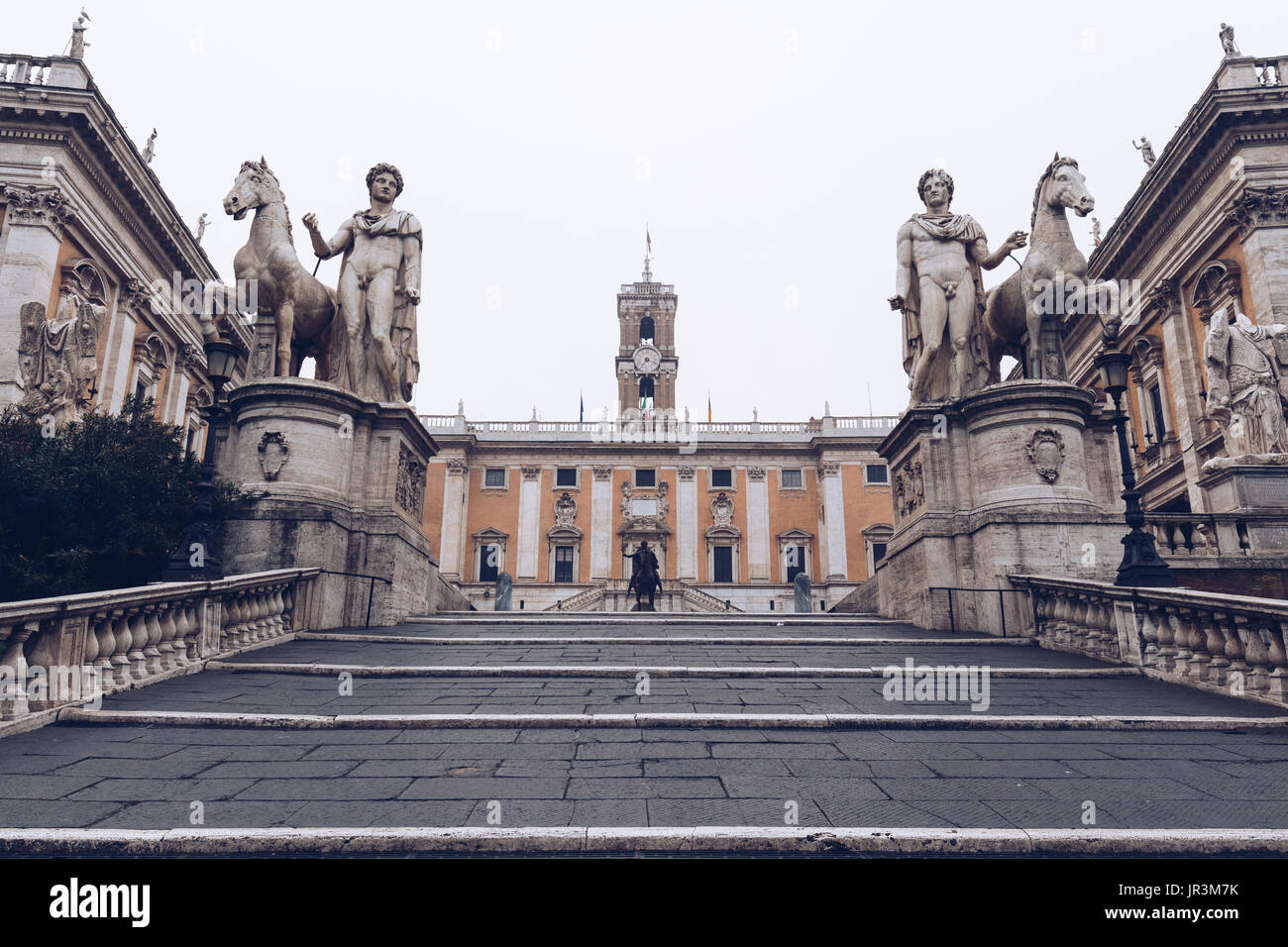 Cordonata-Treppe und weißen Statuen von Castor und Pollux auf der Piazza del Campidoglio (kapitolinische Platz) auf dem kapitolinischen Hügel, Rom, Italien Stockfoto