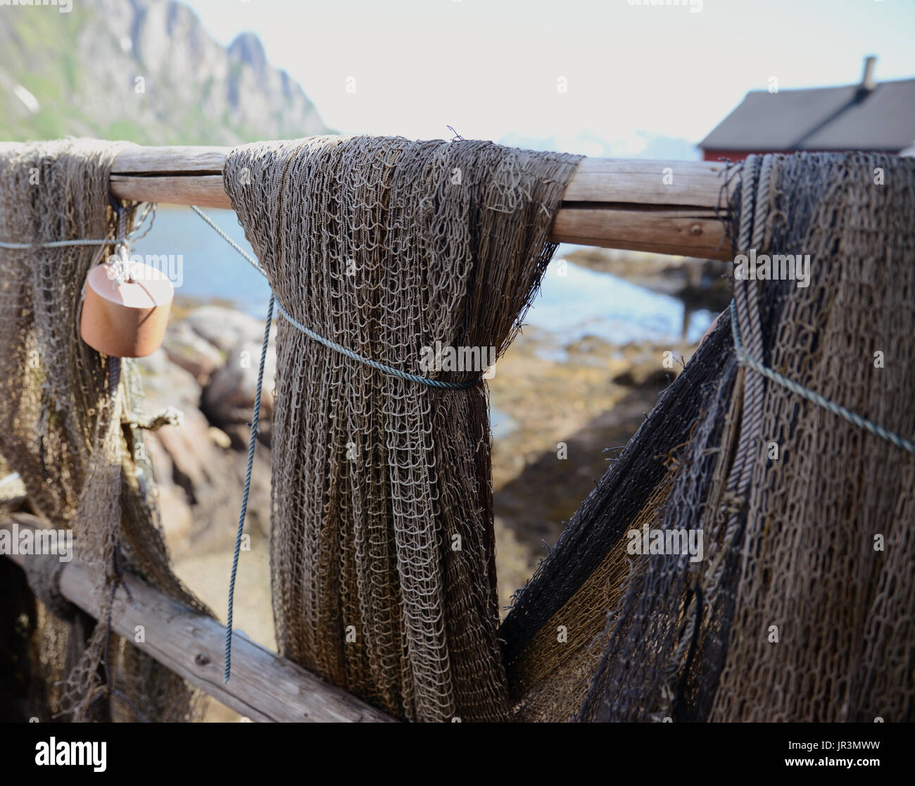 Fischernetze hängen über einen Zaun. Von den Lofoten in Norwegen. Stockfoto