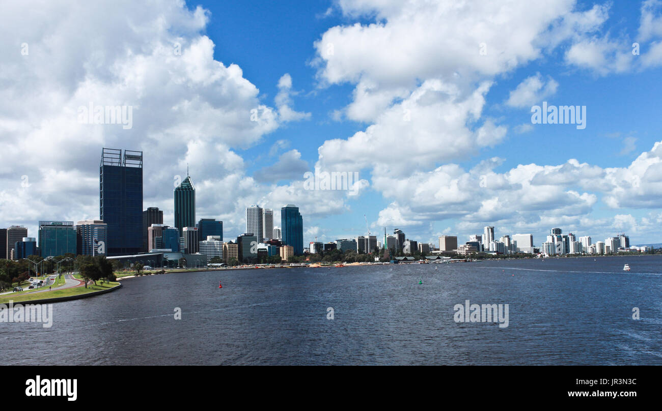 Stadt von Perth Western Australia mit Skyline der Stadt hinter dem Swan River Stockfoto