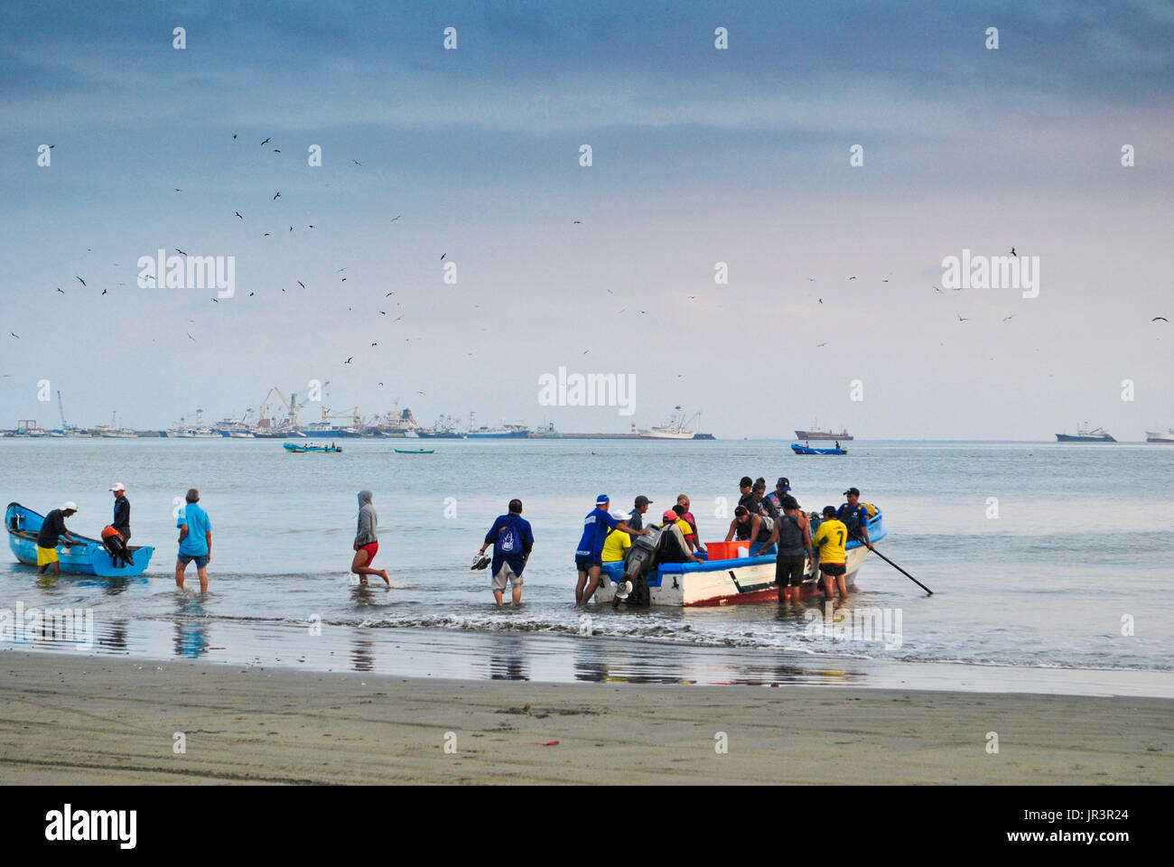 Fischer am Strand mit Fischen und sammeln das Produkt Käufer eintreffen.  Manta. Ecuador. Stockfoto
