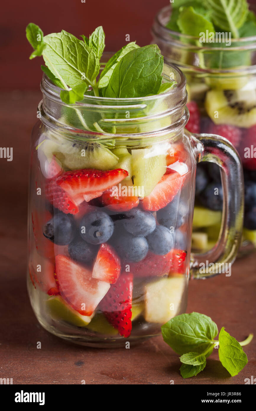 Obstsalat im Einmachglas Erdbeer Heidelbeer-Kiwi-Apfel-Minze ...