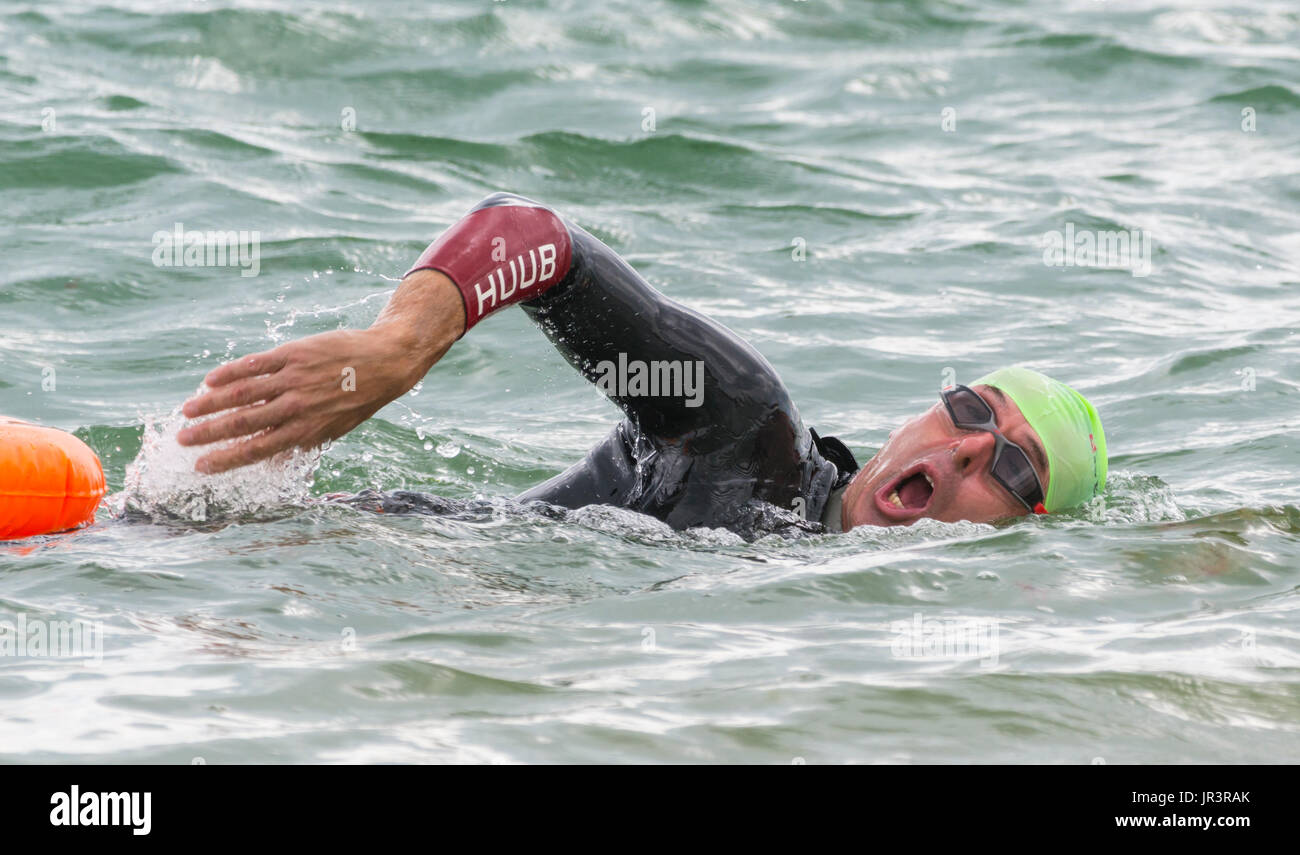 Mann im Meer zu schwimmen. Schwimmtraining. Schwimmen im Meer. Stockfoto