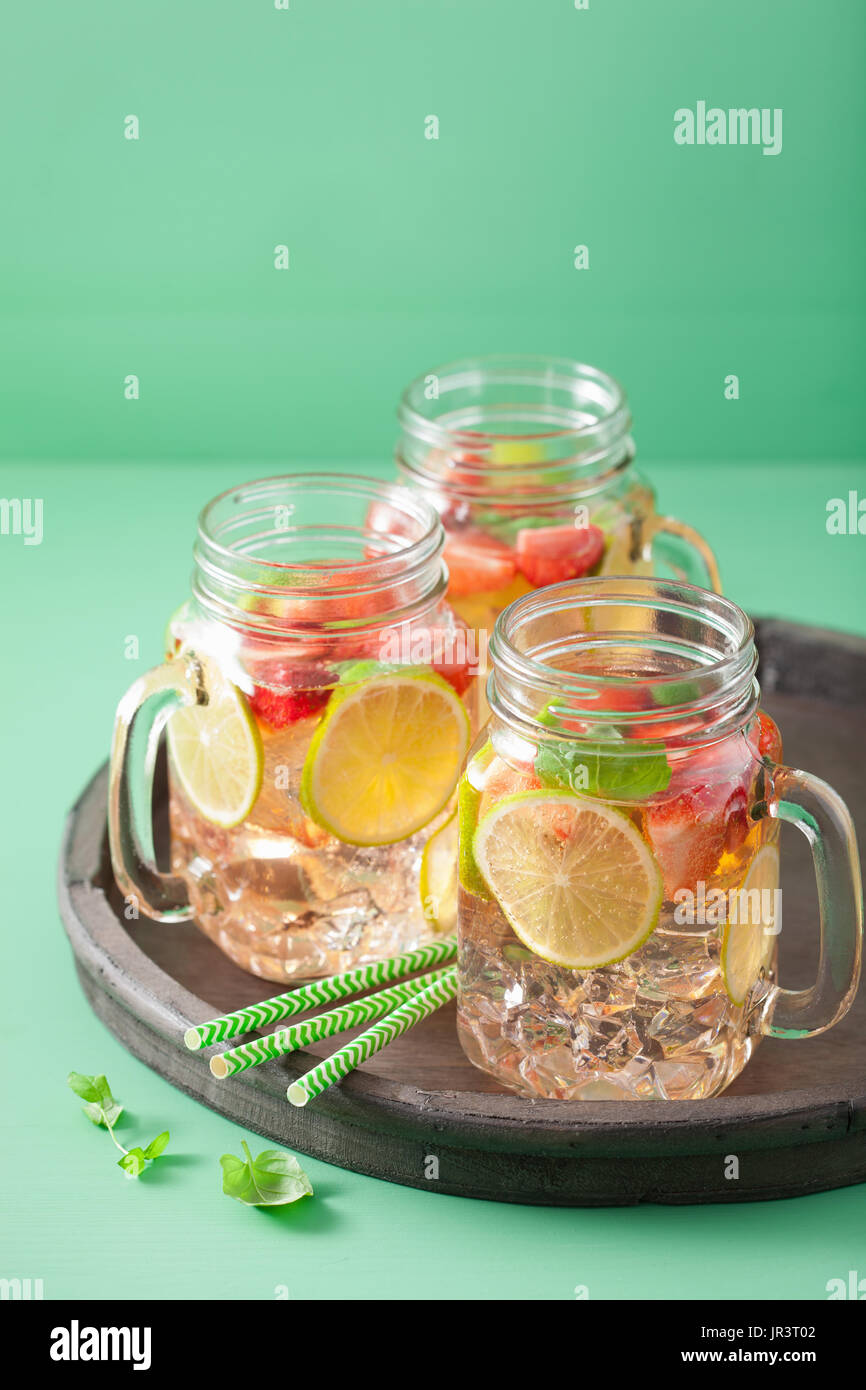 erfrischende Sommer-Limonade mit Erdbeeren und Kalk im Einmachglas Stockfoto